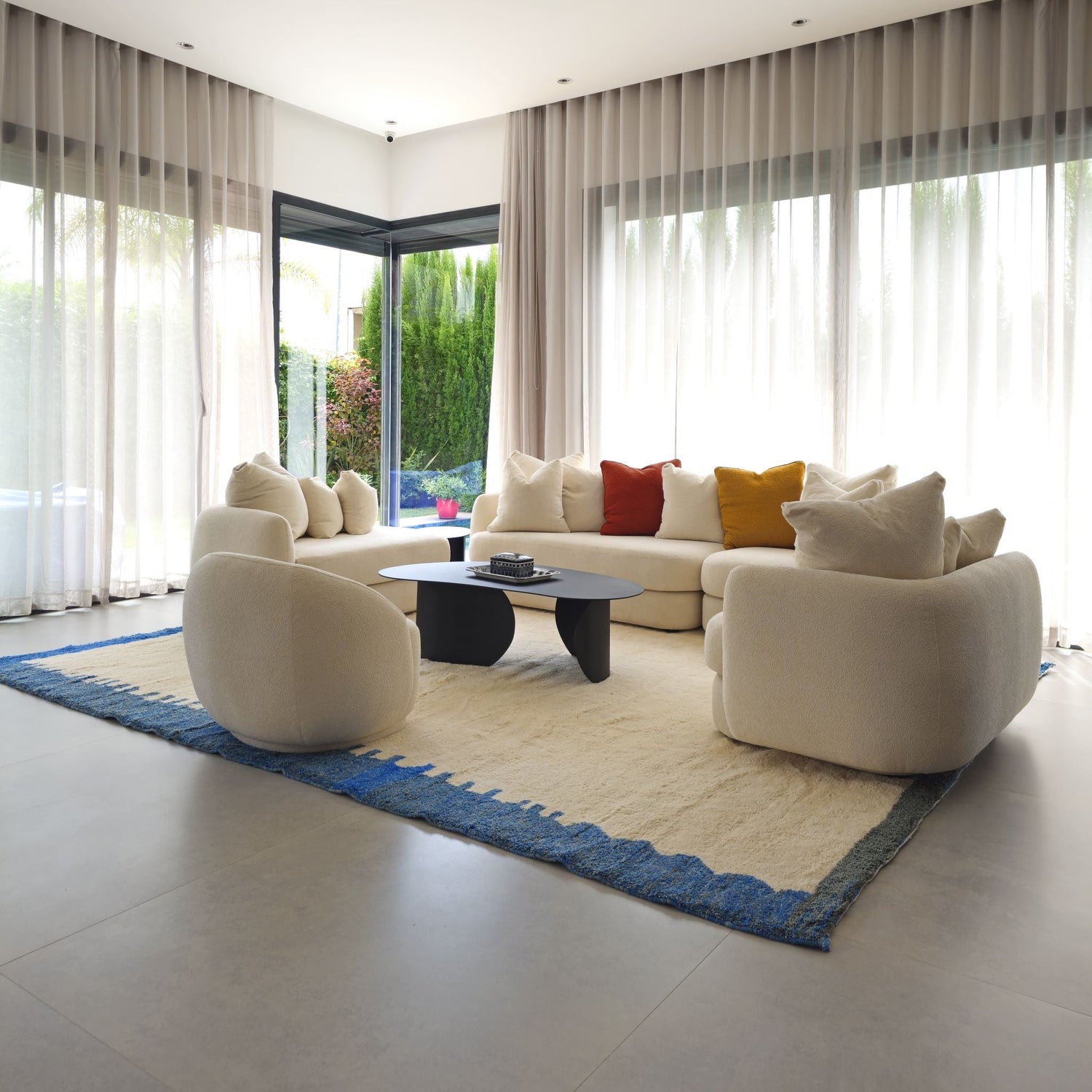 Come posizionare i tappeti in casa [con esempi pratici stanza per stanza]