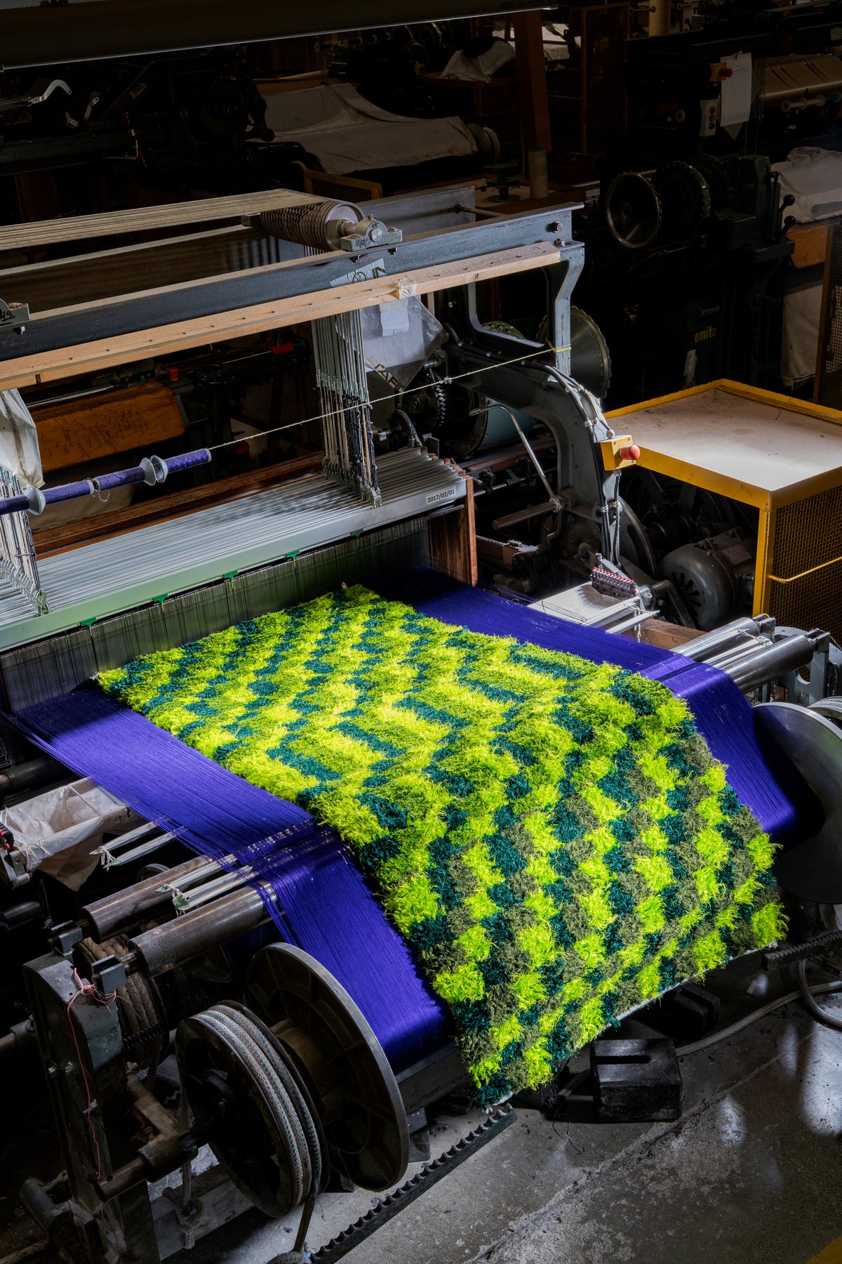 Tappeto in seta verde acido e blu a zig-zag su un telaio della tessitura Taroni