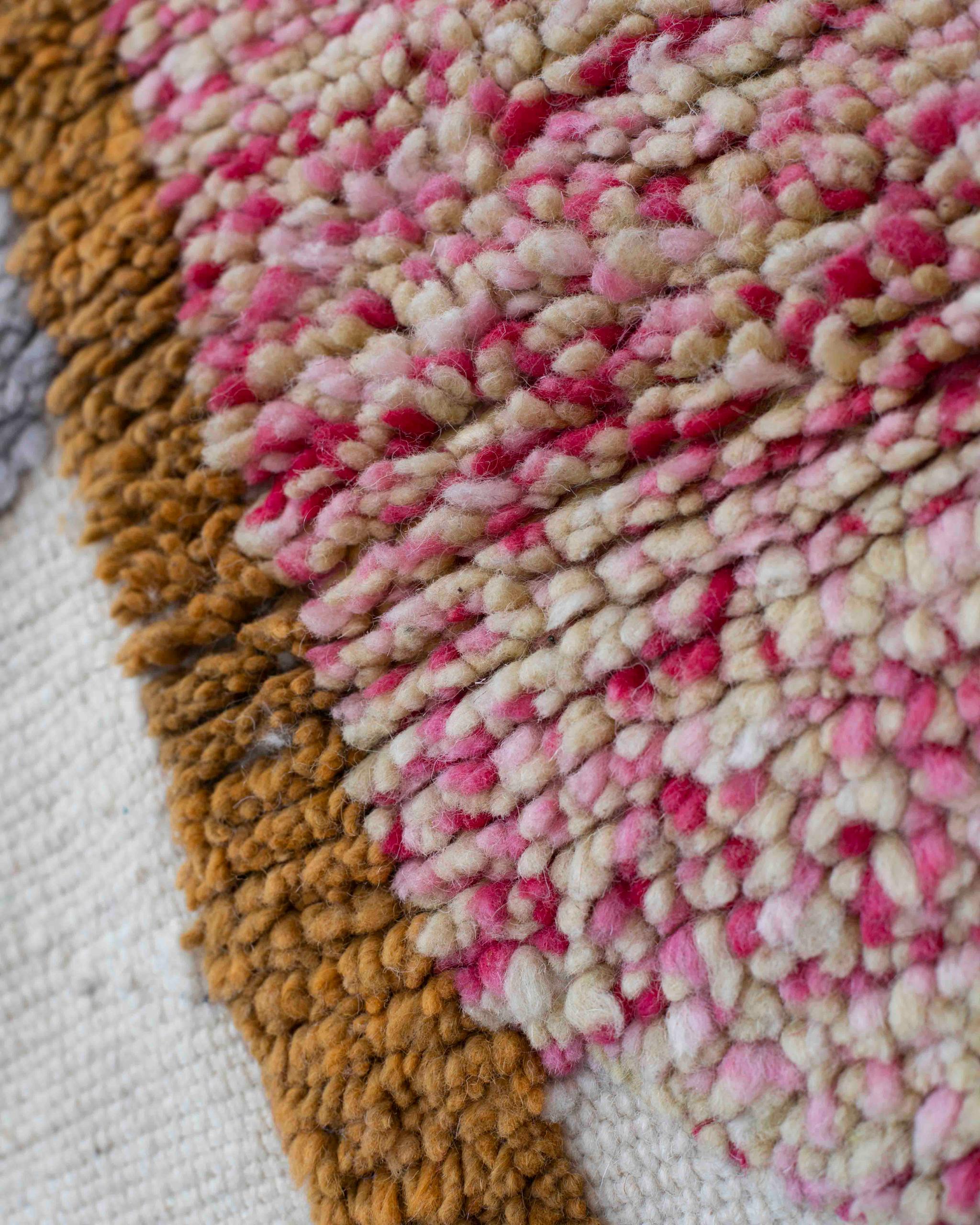 Dettaglio vello in lana rosa, panna e senape del tappeto berbero in colori pastello Boujaad 