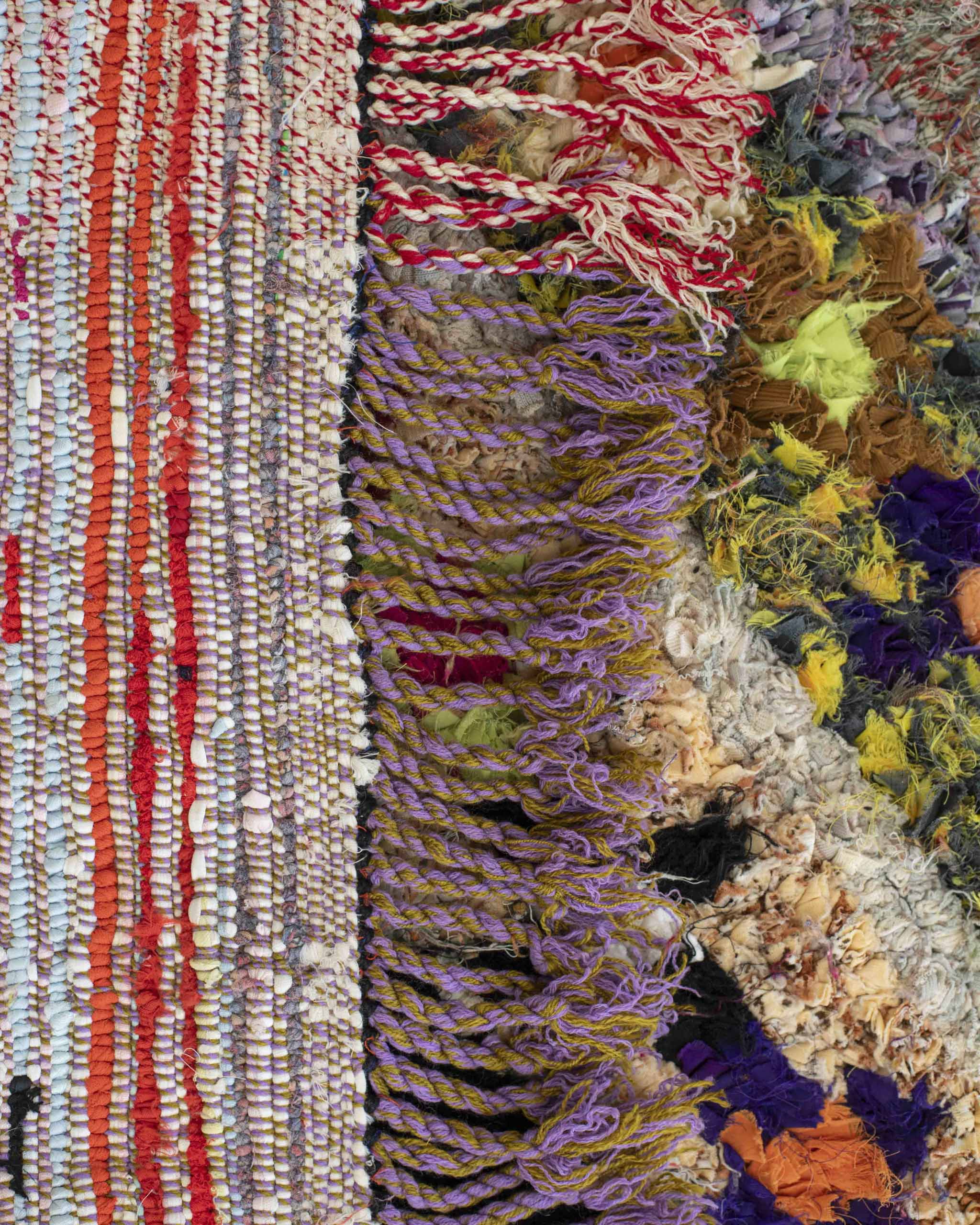 dettaglio tappeto in tessuti riciclati con bordo a frange intrecciate color lavanda caramello