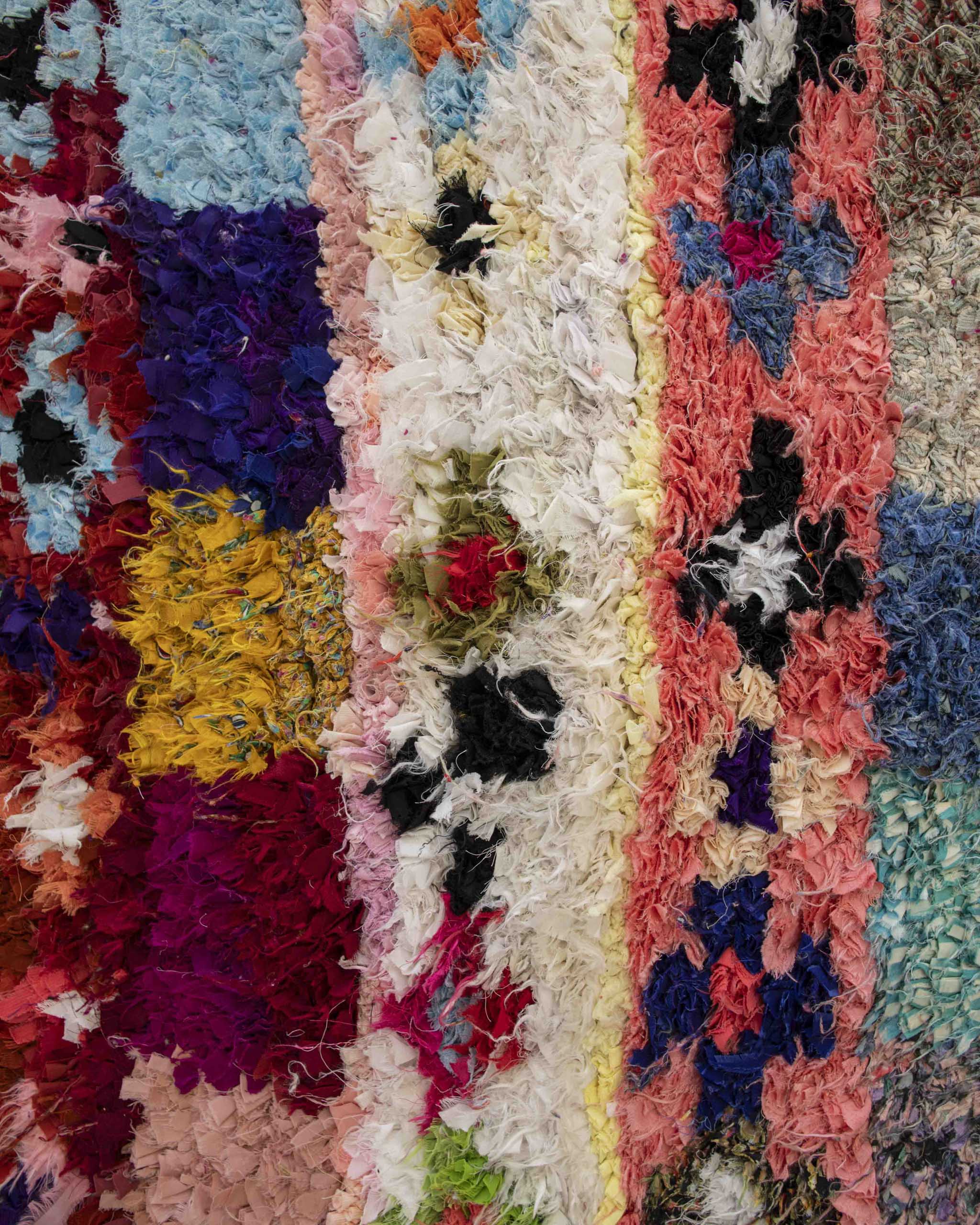 dettaglio tappeto tessuti riciclati multicolor a righe e quadretti di diverse dimensioni