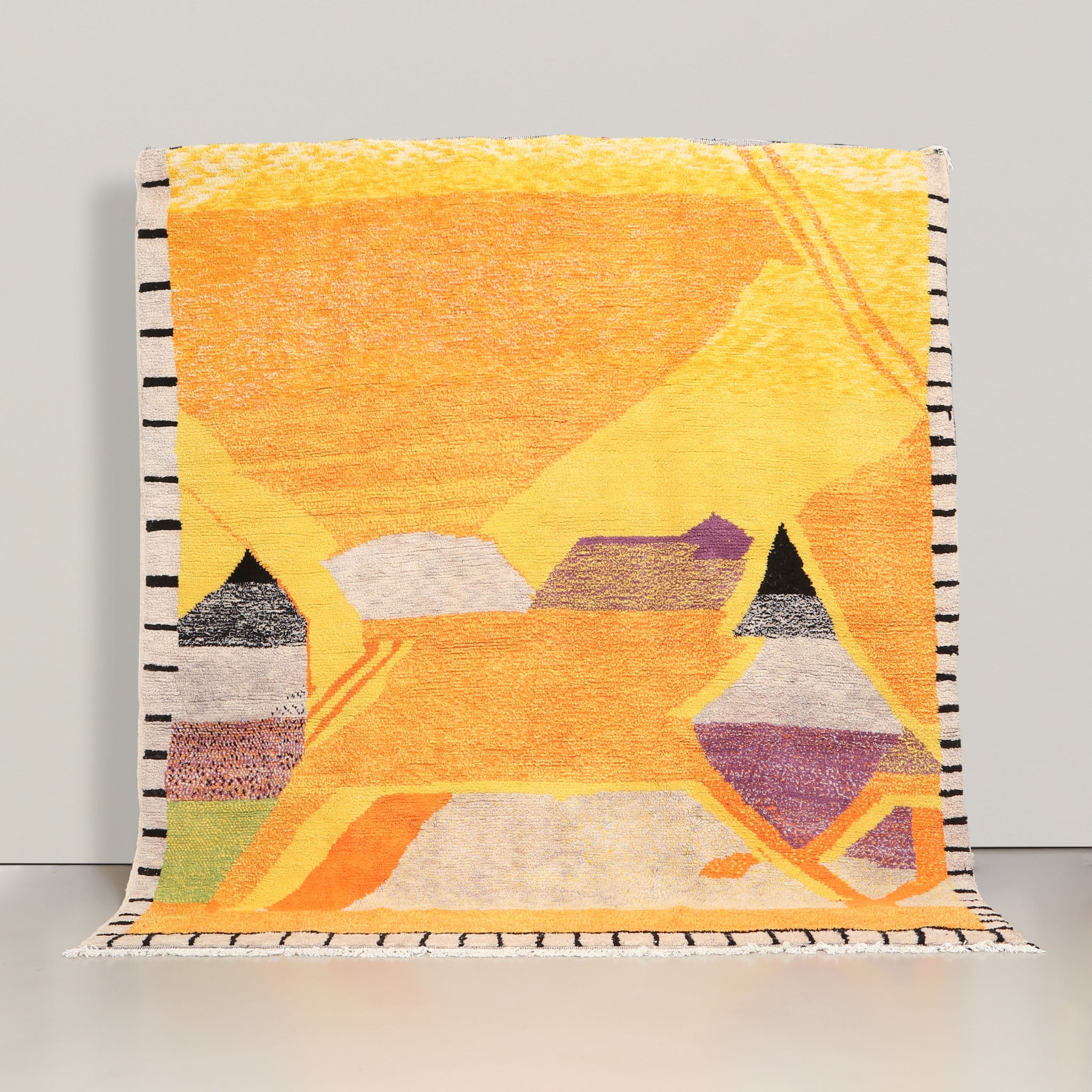 tappeto azilal realizzato a mano in lana tinta prevalentemente in giallo e arancione con figure astratte