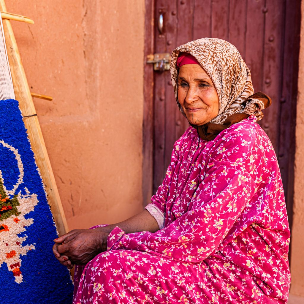 artigiana amazigh al telaio in Marocco