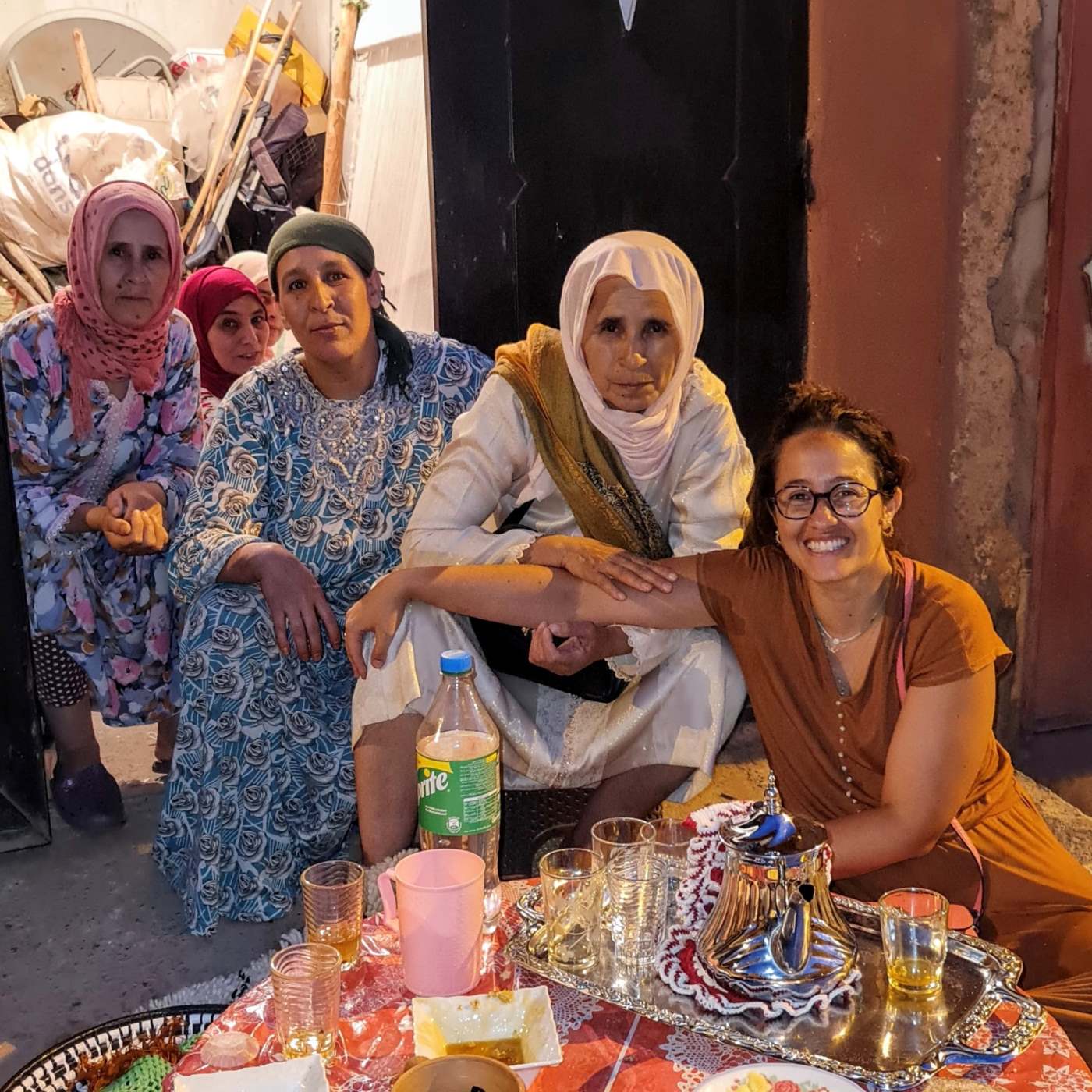 Fondatrice Casa Amar lors de la cérémonie du thé avec les noueuses de tapis d'Azilal, Maroc : alliance entre autonomisation des femmes, commerce équitable et préservation de l'artisanat