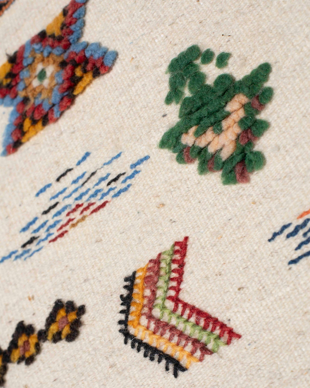 Dettaglio dei decori in lana a pelo corto sul kilim marocchino a tessitura piatta