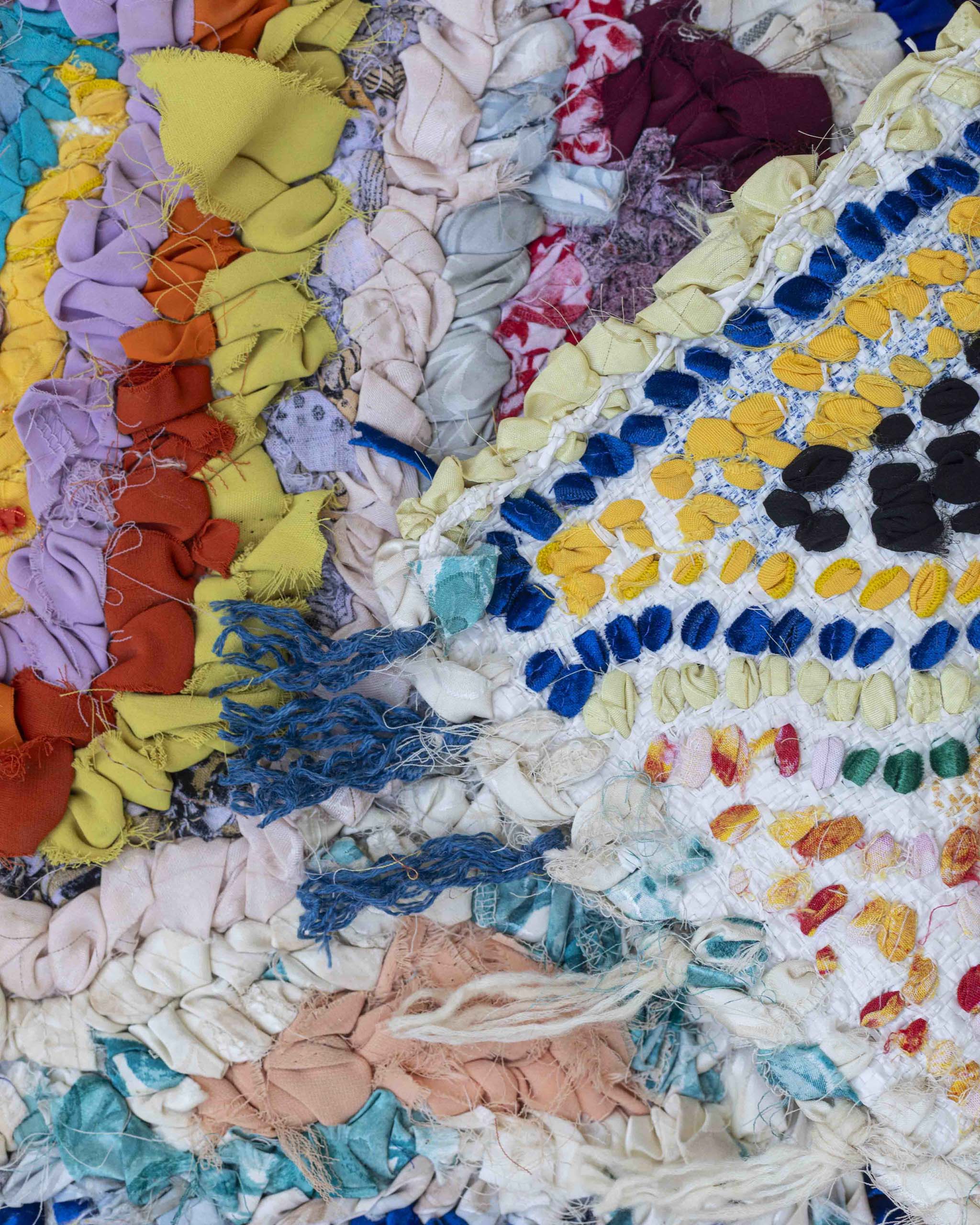 Dettaglio fronte retro del tappetino in strisce tessili riciclate su base ricavata da sacchetto alimentare in plastica