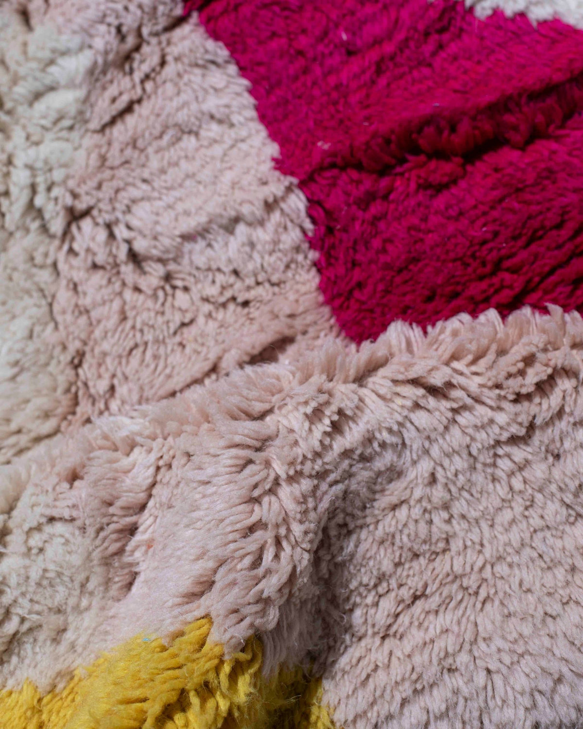 Dettaglio delle campiture fucsia, rosa e gialla sul tappeto marocchino contemporaneo Azilal a blocchi di colore