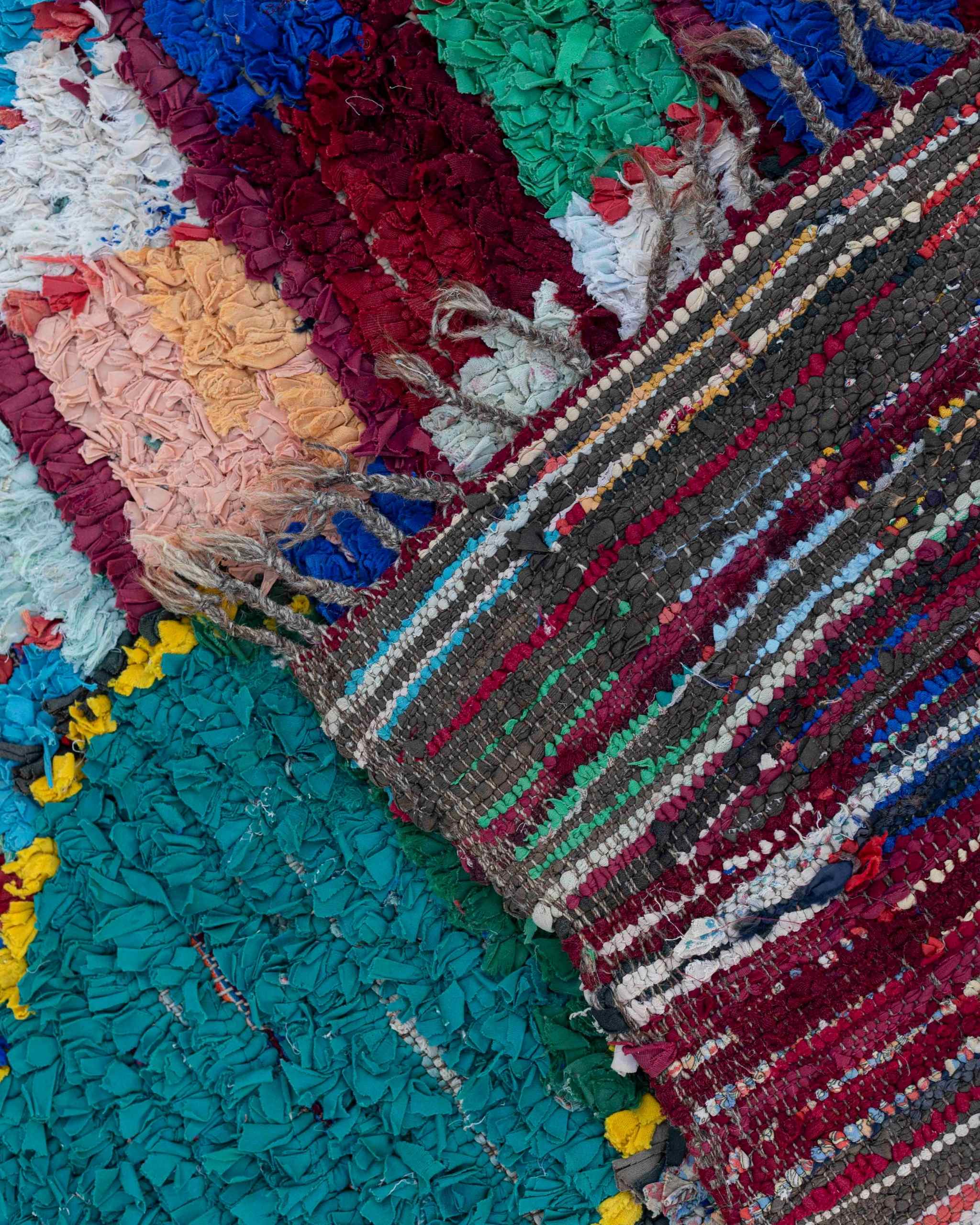 Dettaglio del rovescio e delle frange del del tappeto di stracci Boucherouite multicolore