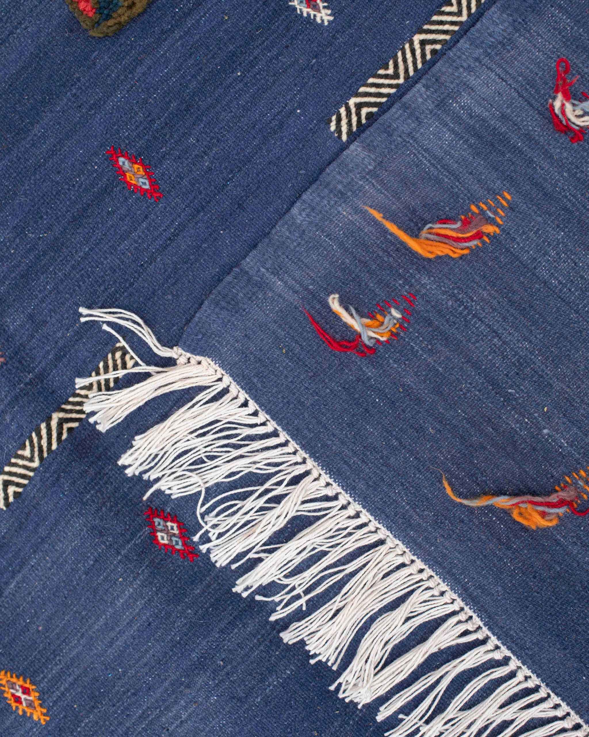 Dettaglio del rovescio e delle frange bianche del kilim Kharita blu a tessitura piatta