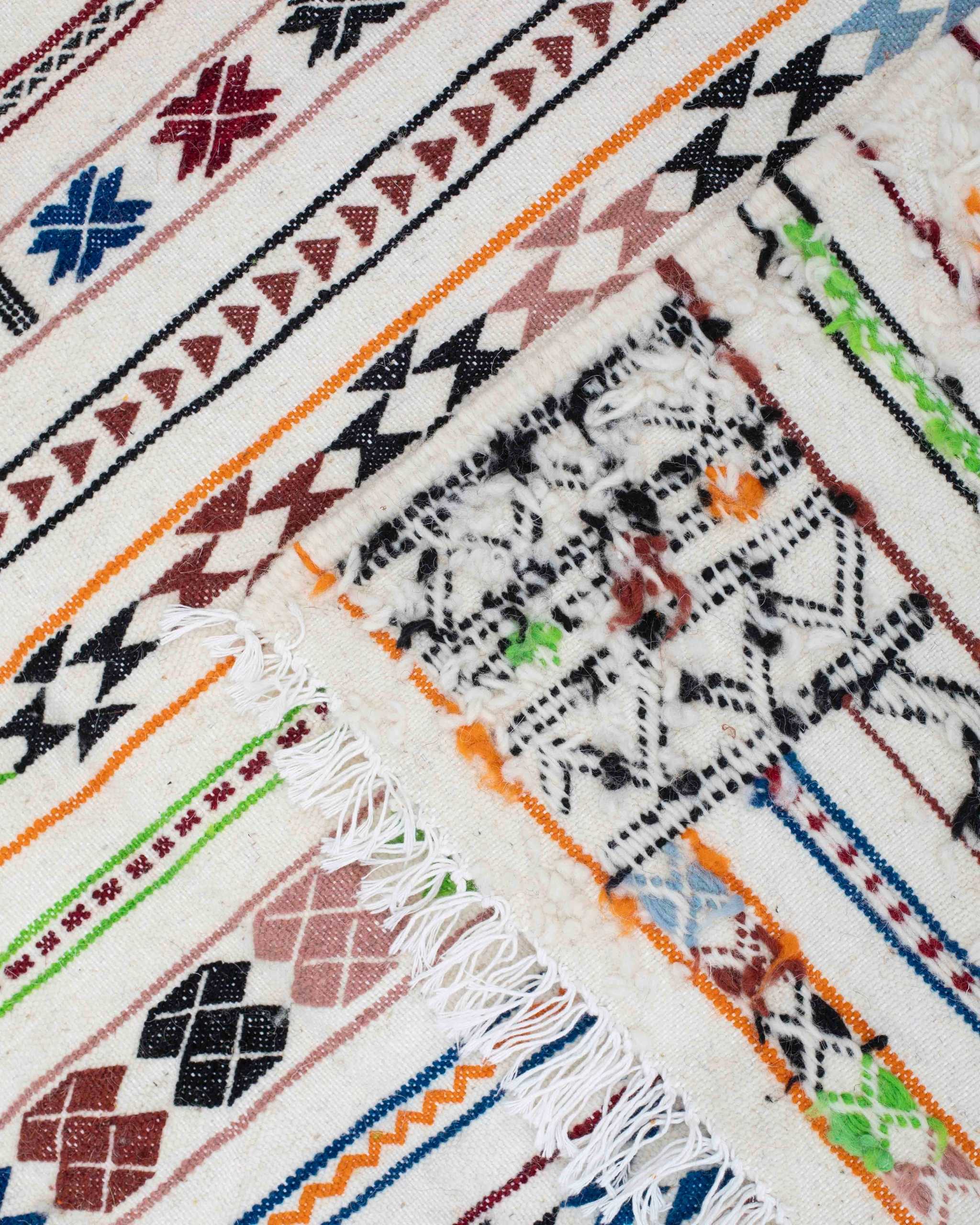 Dettaglio del rovescio e delle frange del tappeto kilim Zemmour con motivi geometrici multicolore