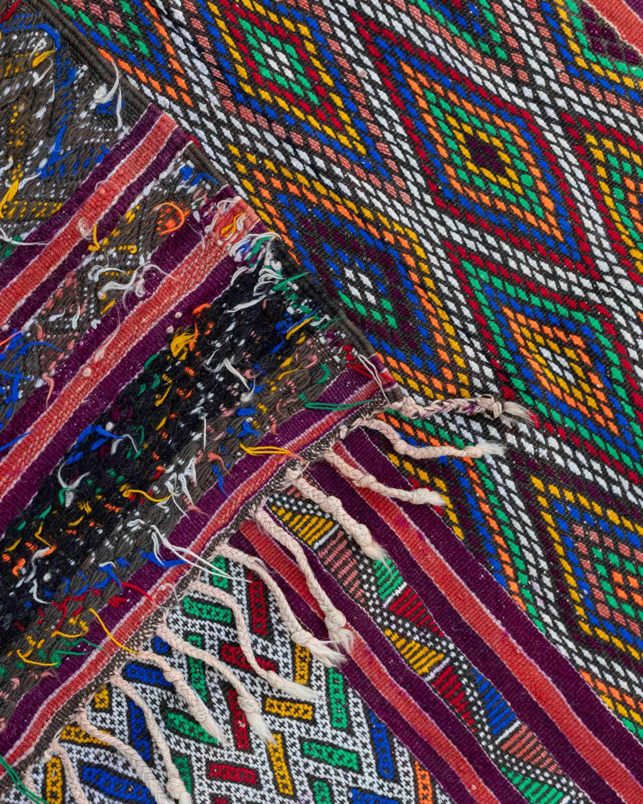 Dettaglio del rovescio e delle frange del tappeto Zayane vintage con motivi berberi multicolore