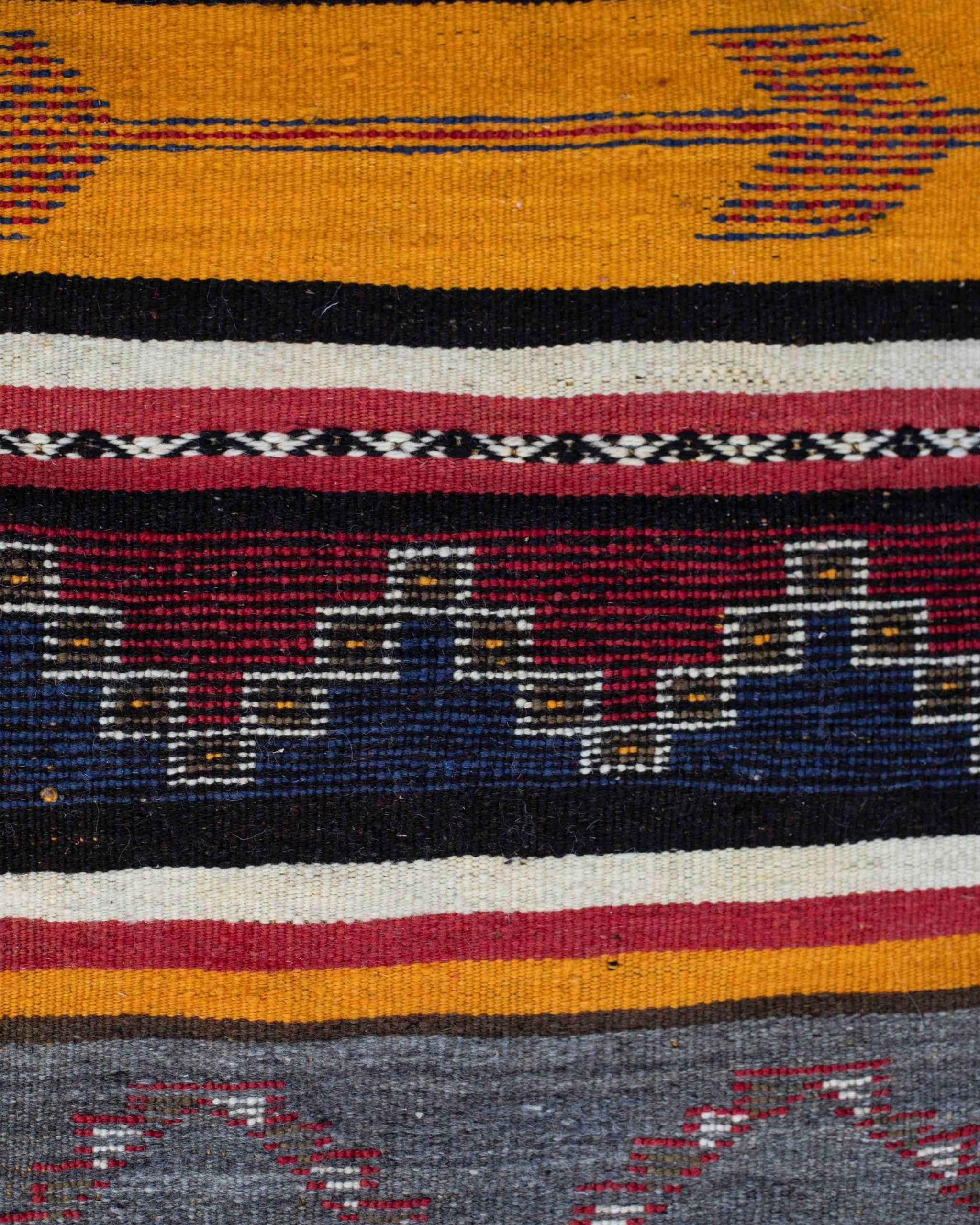 Dettaglio del retro del tappeto Glaoui annodato a mano con geometrie tribali 