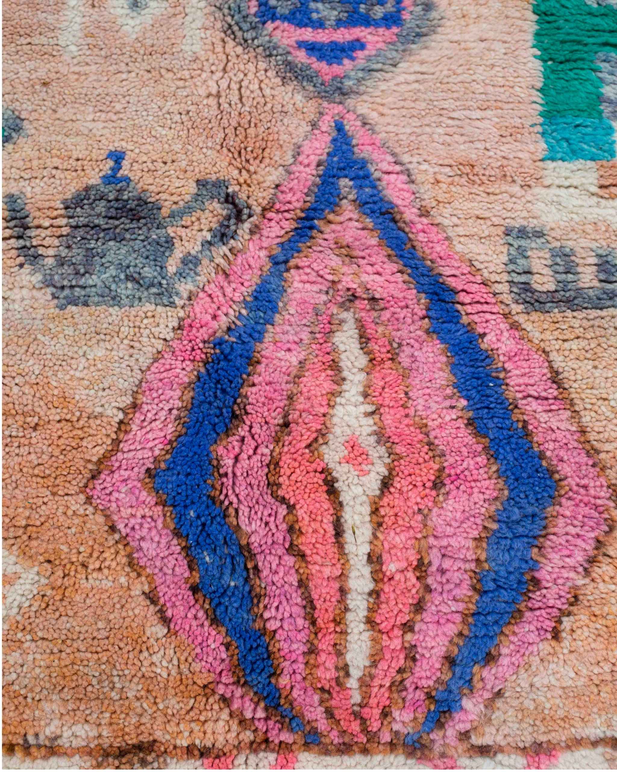 Dettaglio del grande rombo concentrico rosa e blu del tappeto berbero Beni Ourain multicolore in pura lana