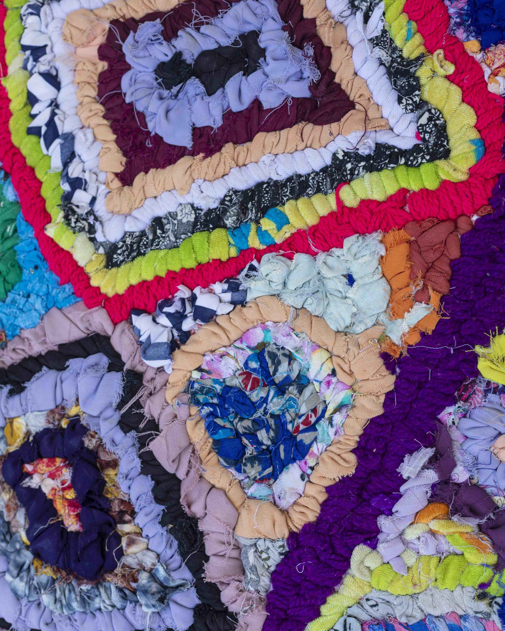 Dettaglio del tappetino in tessuti misti riciclati con fantasia a cerchi e rombi multicolore