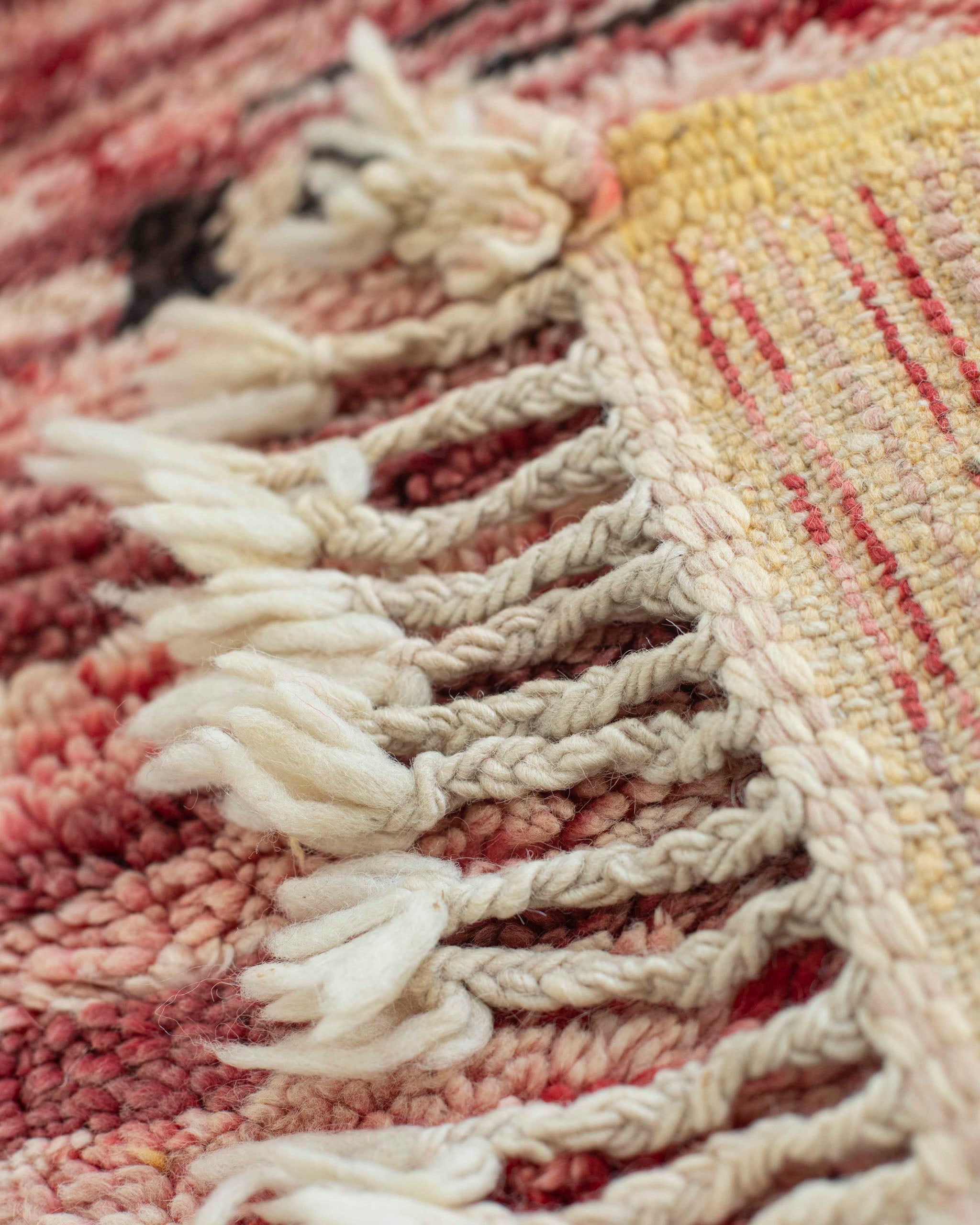 Dettaglio del tappeto con frange intrecciate a mano