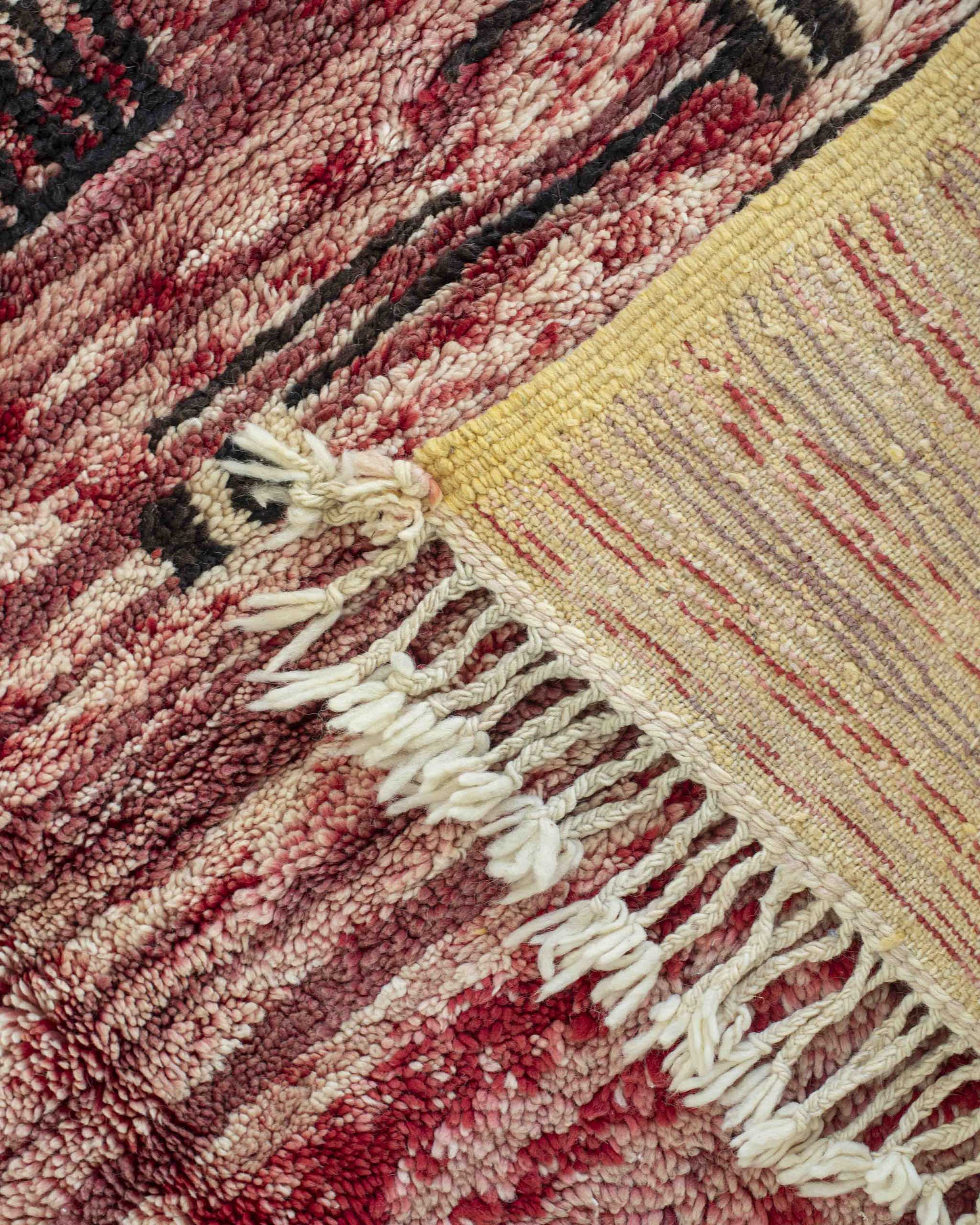 Dettaglio del tappeto con vello corto sul dritto e trama e ordito a vista sul rovescio