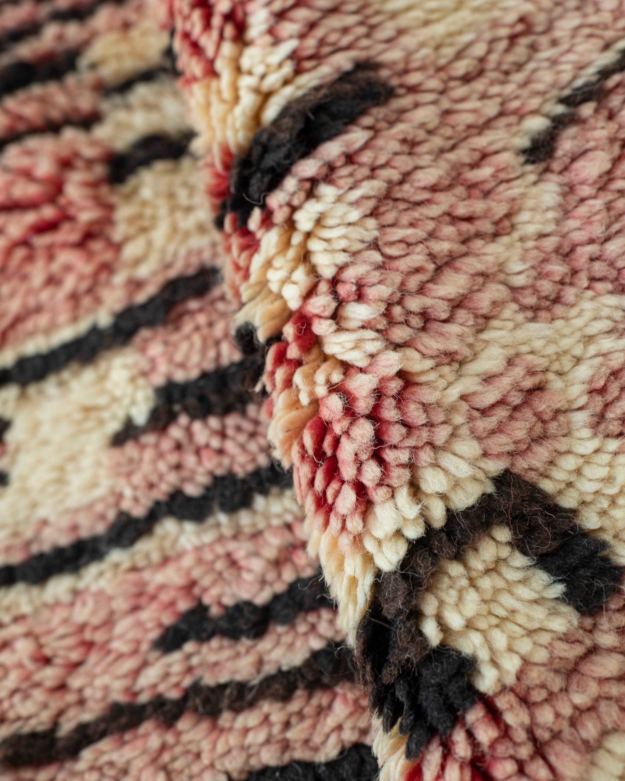 Dettaglio del tappeto in lana con segni di abrash nella tintura che risulta in leggeri cambi di colorazione