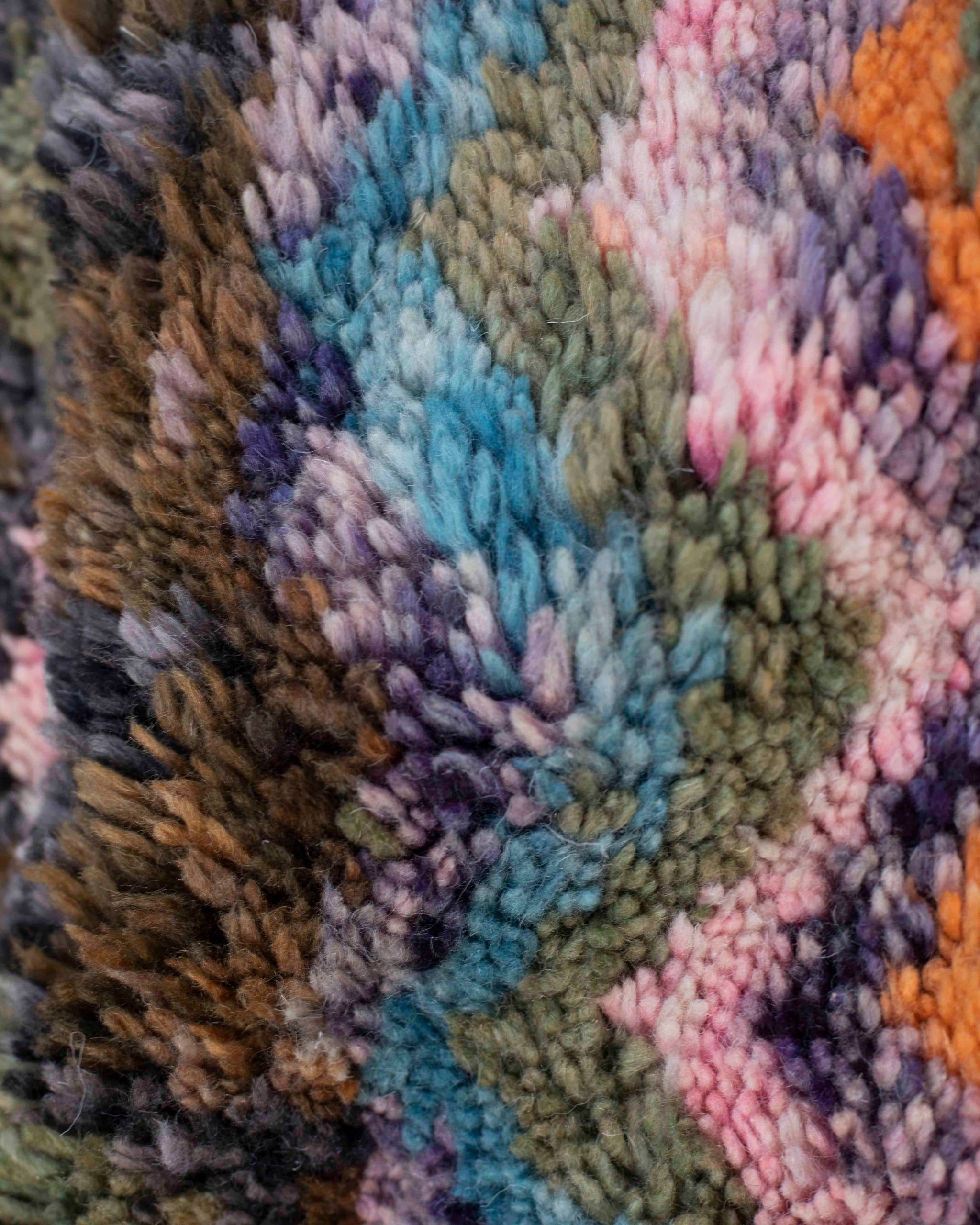 Close-up del pelo del tappeto Beni Ourain multicolore a motivi geometrici azzurri, rosa, verdi, arancioni, marroni