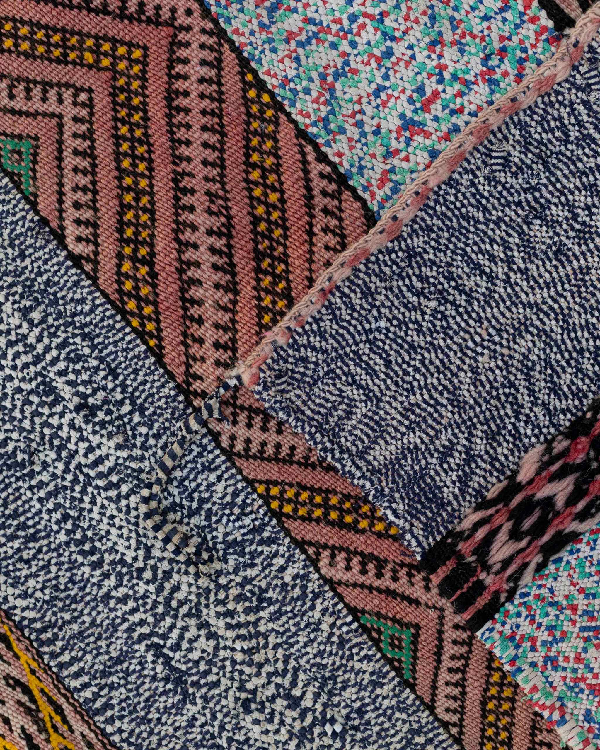 Dritto e rovescio del tappeto multicolore Beni Mguild boucherouite vintage con fasce a puntini e geometriche
