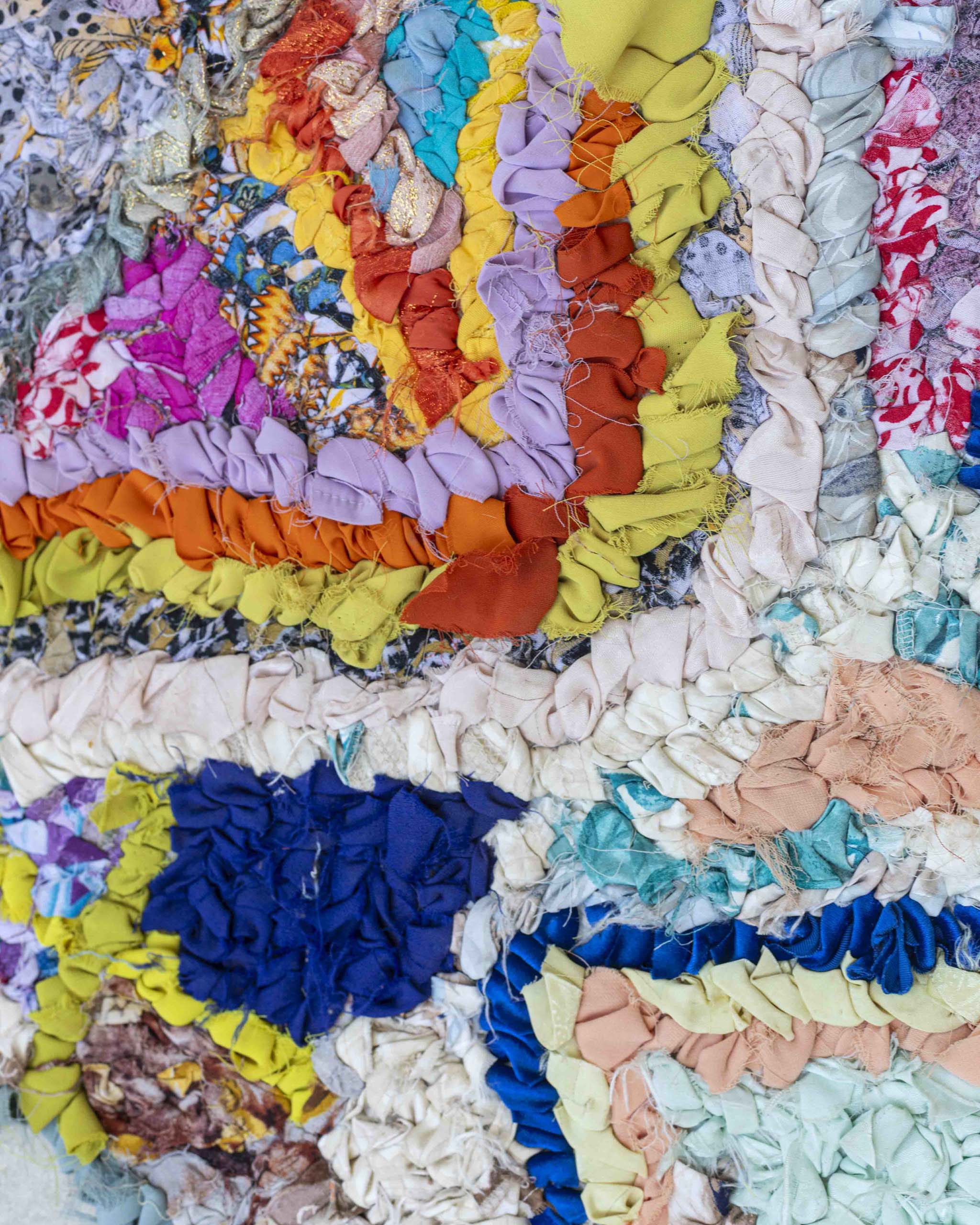 Dettaglio del tappeto stile pezzotto con fantasia astratta in tantissimi colori pastello