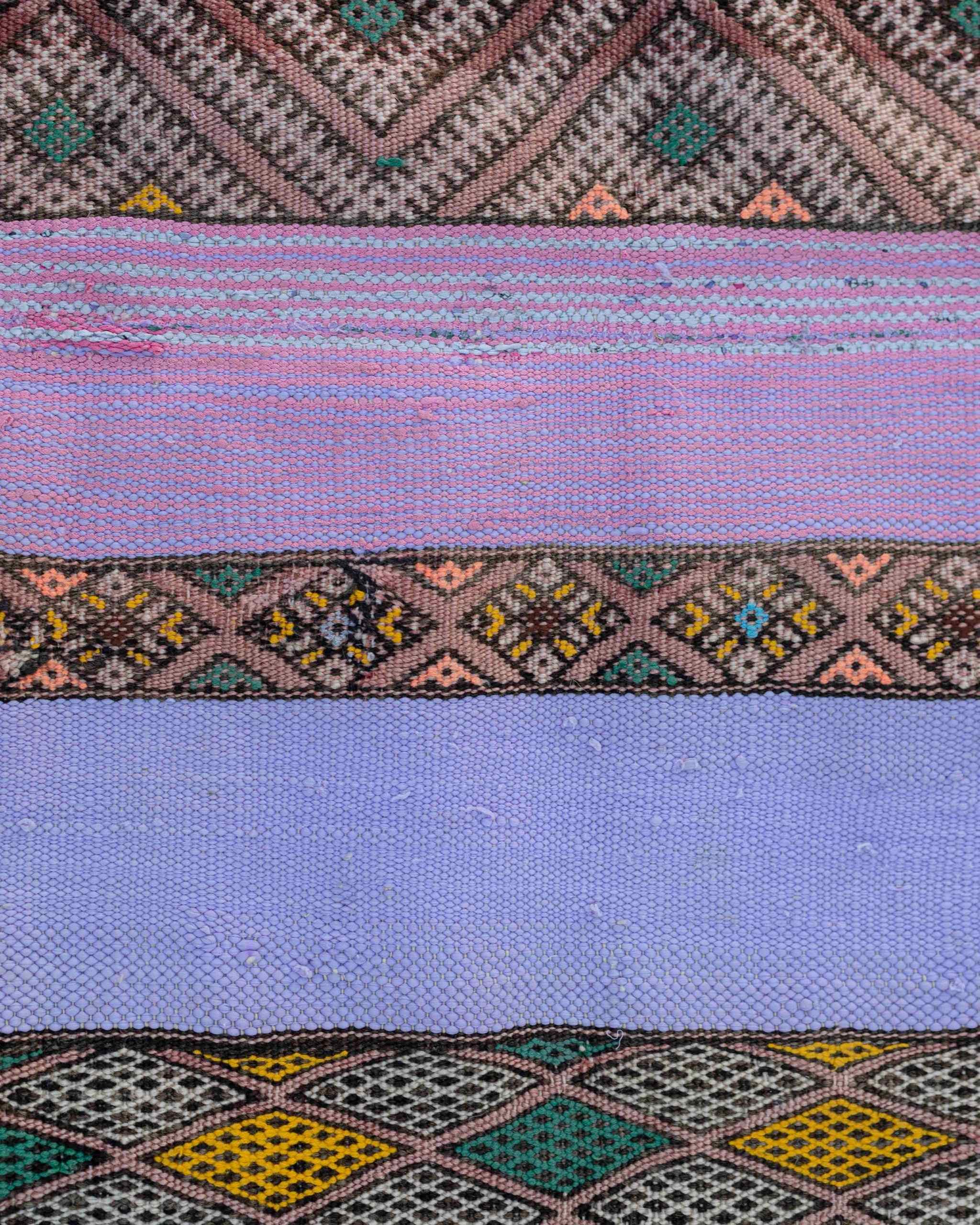 Dettaglio fasce colorate e righe ornate da simboli berberi geometrici del tappeto Beni Mguild boucherouite
