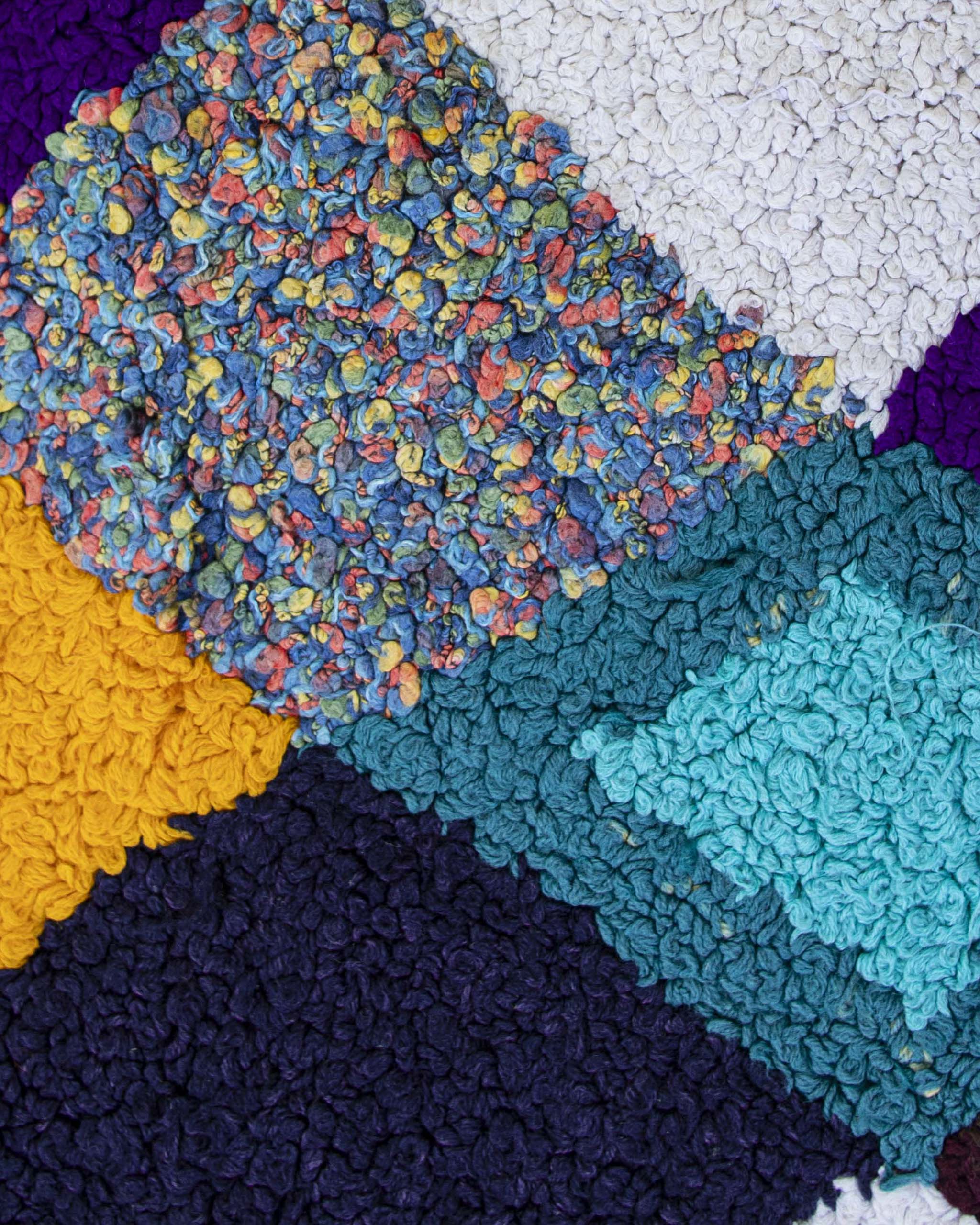 Dettaglio texture a punch needle del tappeto Zindekh con rombi multicolor e filati mélange