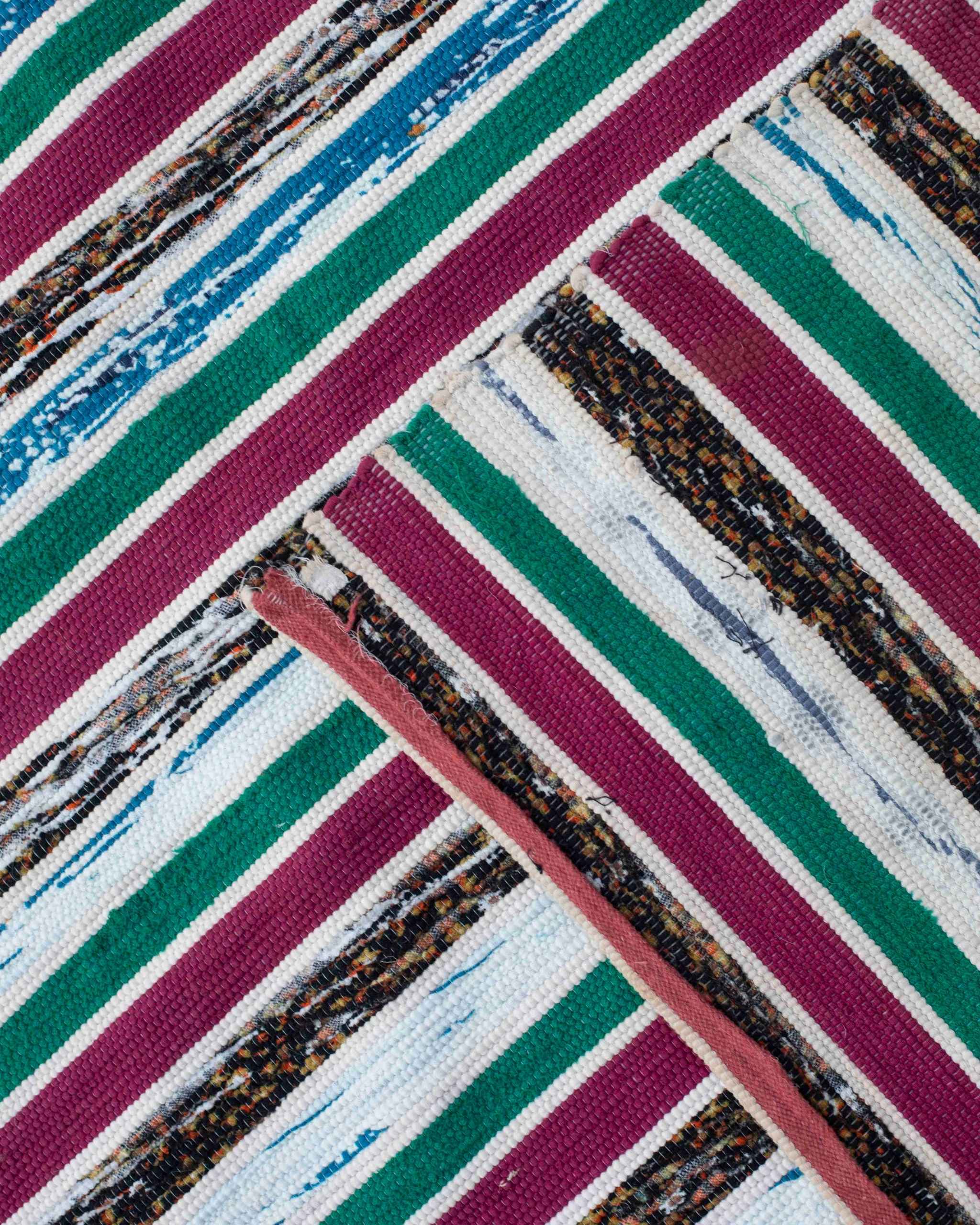 Dettaglio del tappeto riciclato Boucherouite lungo e stretto a righe bordeaux, verdi, bianche, nere, blu