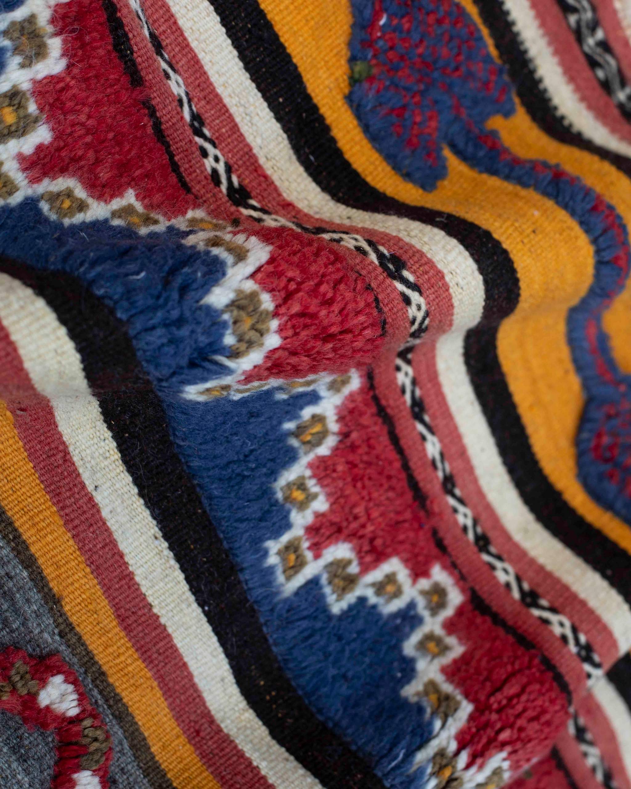 Dettaglio tappeto geometrico stile etnico tribale con tessitura mista a zone piatte o a vello corto