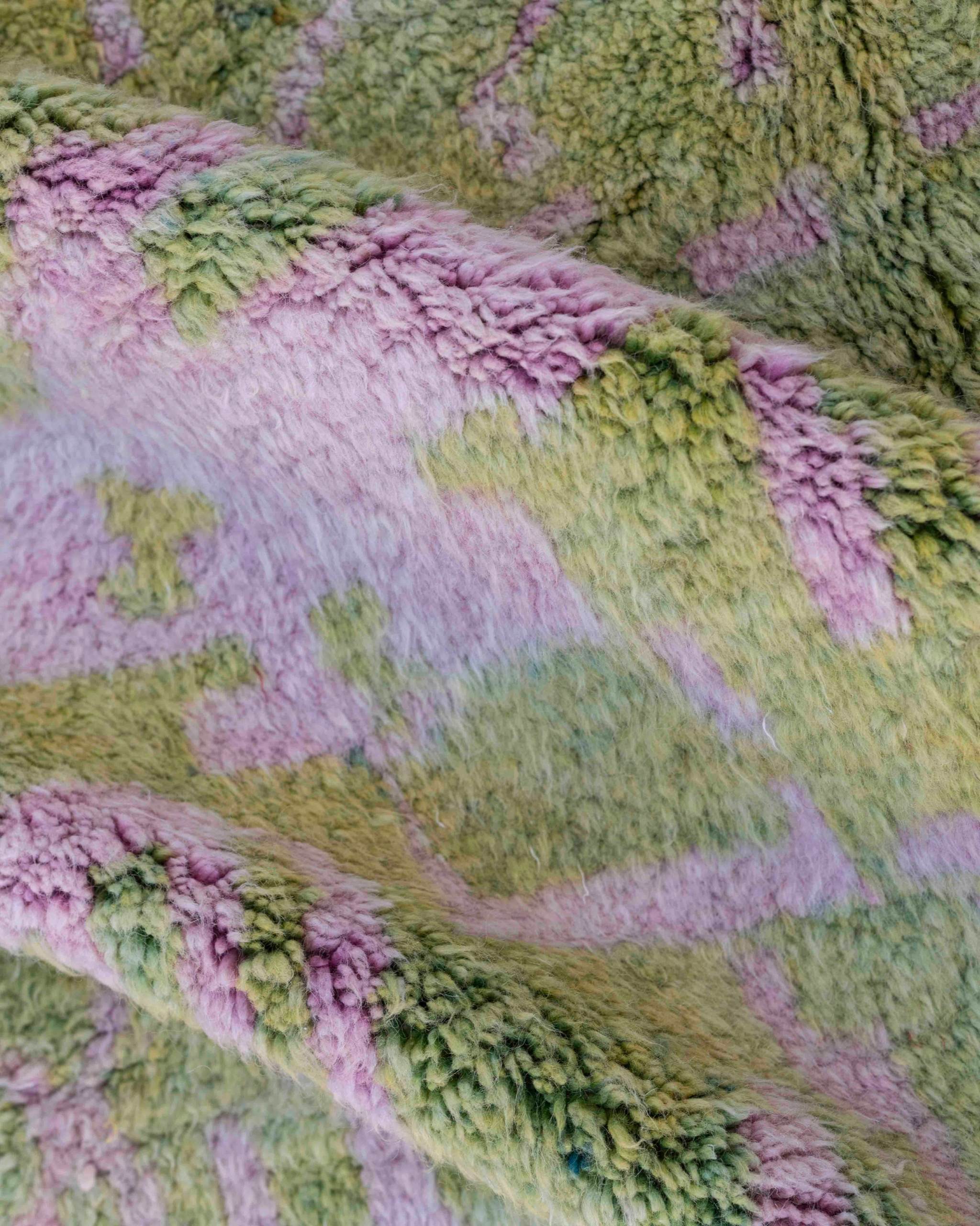 Dettaglio del vello in lana del tappeto sfumato Beni Ourain nei colori verde e rosa