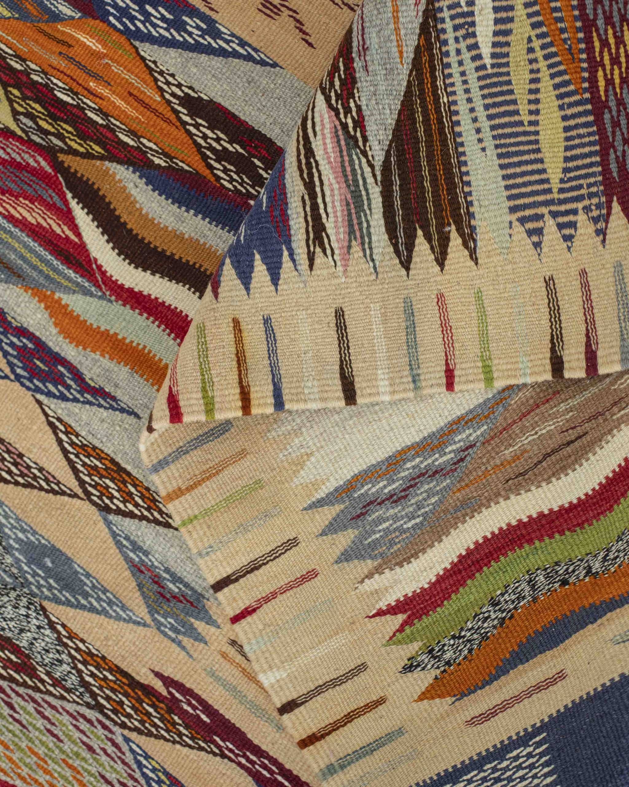 Dettaglio del kilim berbero colorato finito sui due lati 
