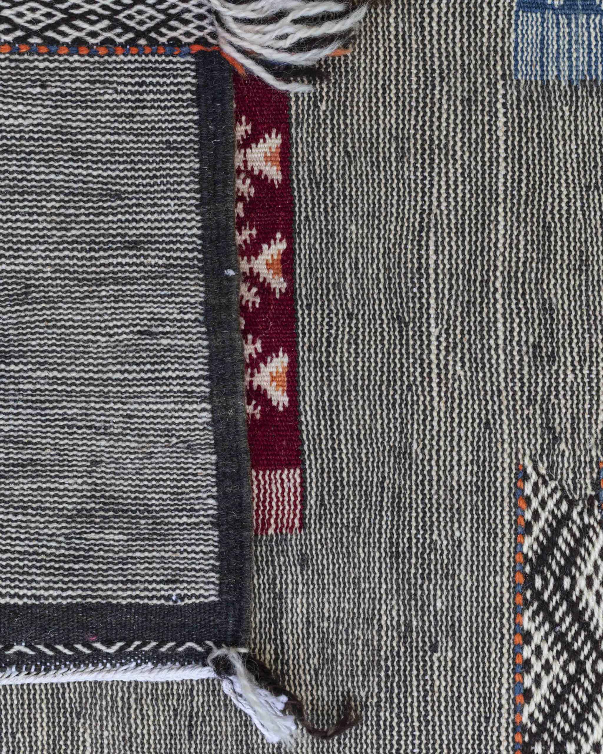 Dettaglio del fondo grigio formato da linee sottili bianche e nere