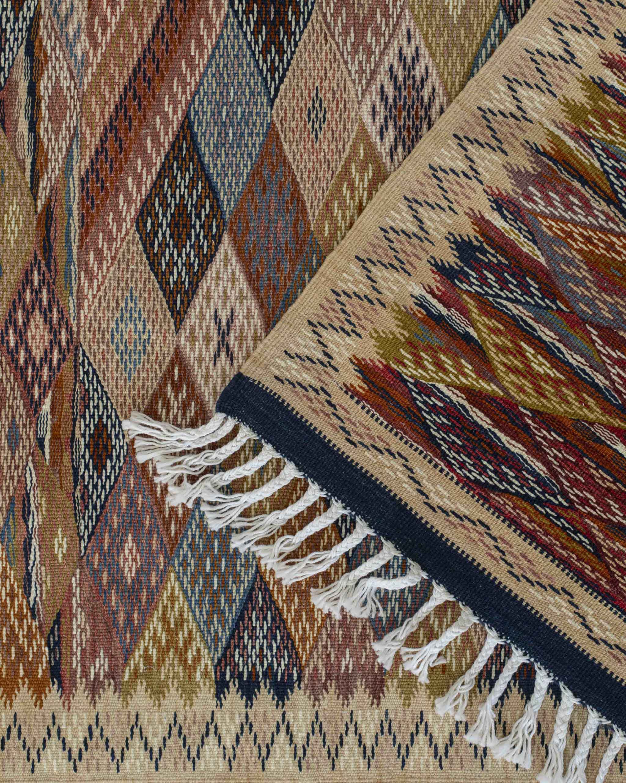 Dettaglio del bordo con frange della passatoia kilim la rombi colorati tradizionali