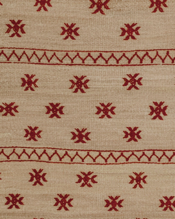 dettaglio stuoia in paglia naturale con simboli berberi rossi