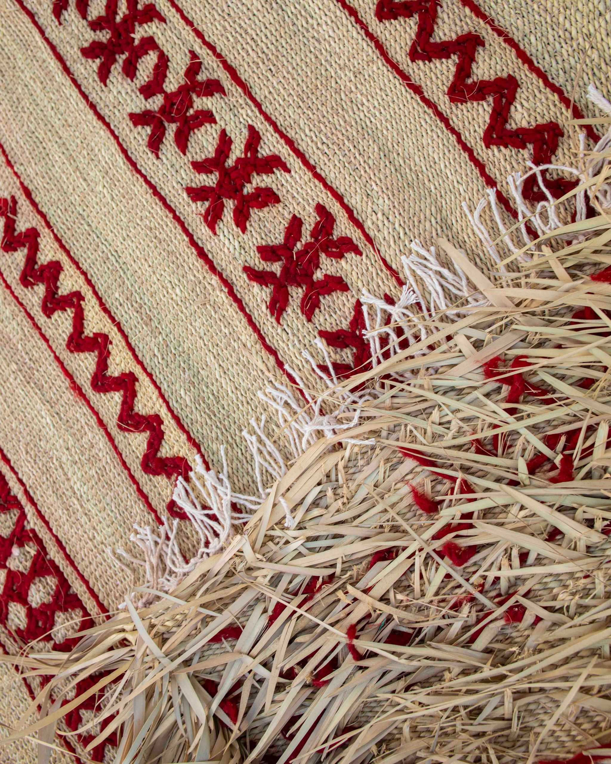 dettaglio dritto e rovescio stuoia marocchina paglia intrecciata a mano con decor berberi geometrici