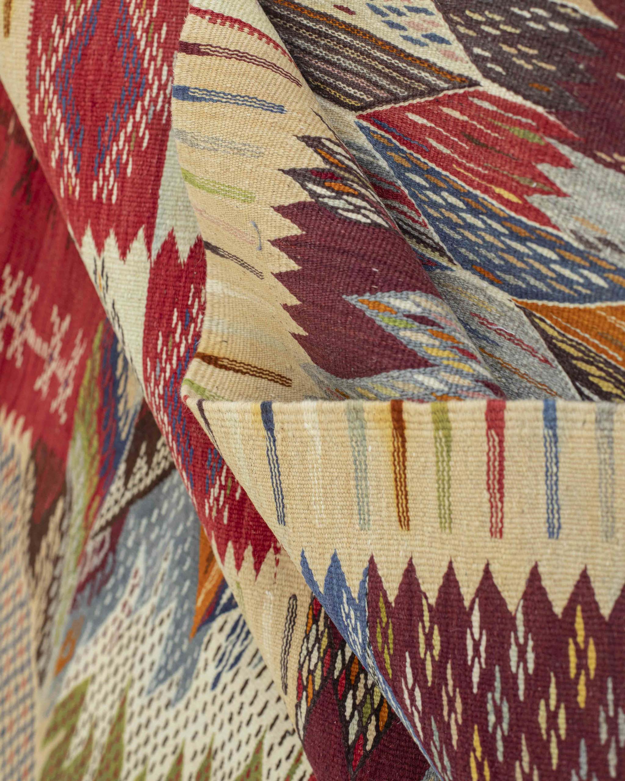 Dettaglio dei colori e dei bordi del tappeto geometrico coloratissimo 