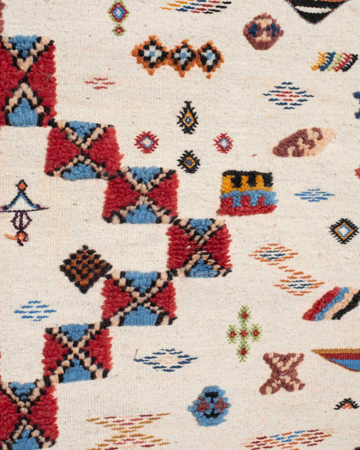 Dettaglio delle fasce diagonali a quadrati disposti come gradini del kilim marocchino Taznakht
