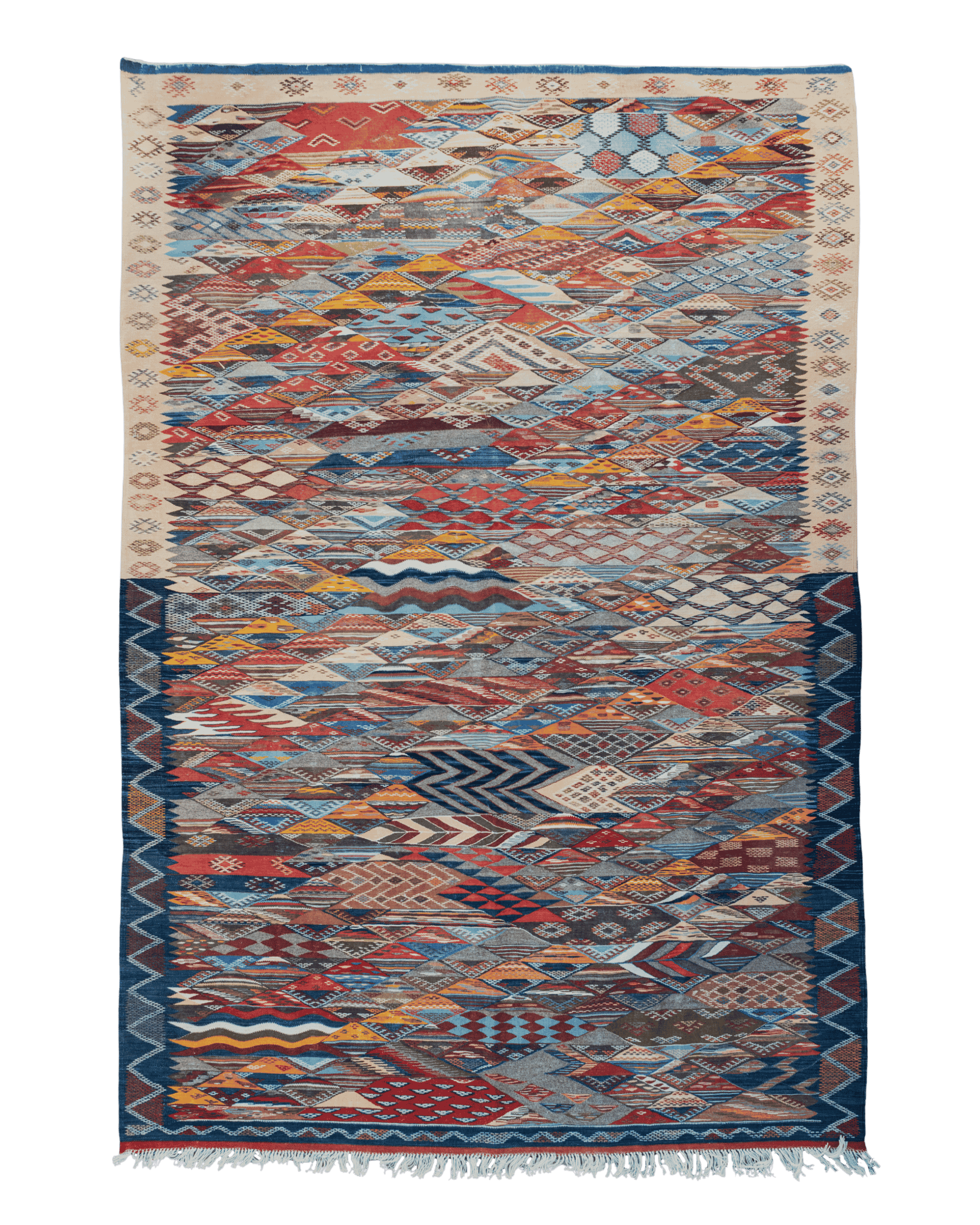 Grande tappeto kilim marocchino con motivo geometrico multicolore di rombi onde e zigzag in colori caldi e freddi