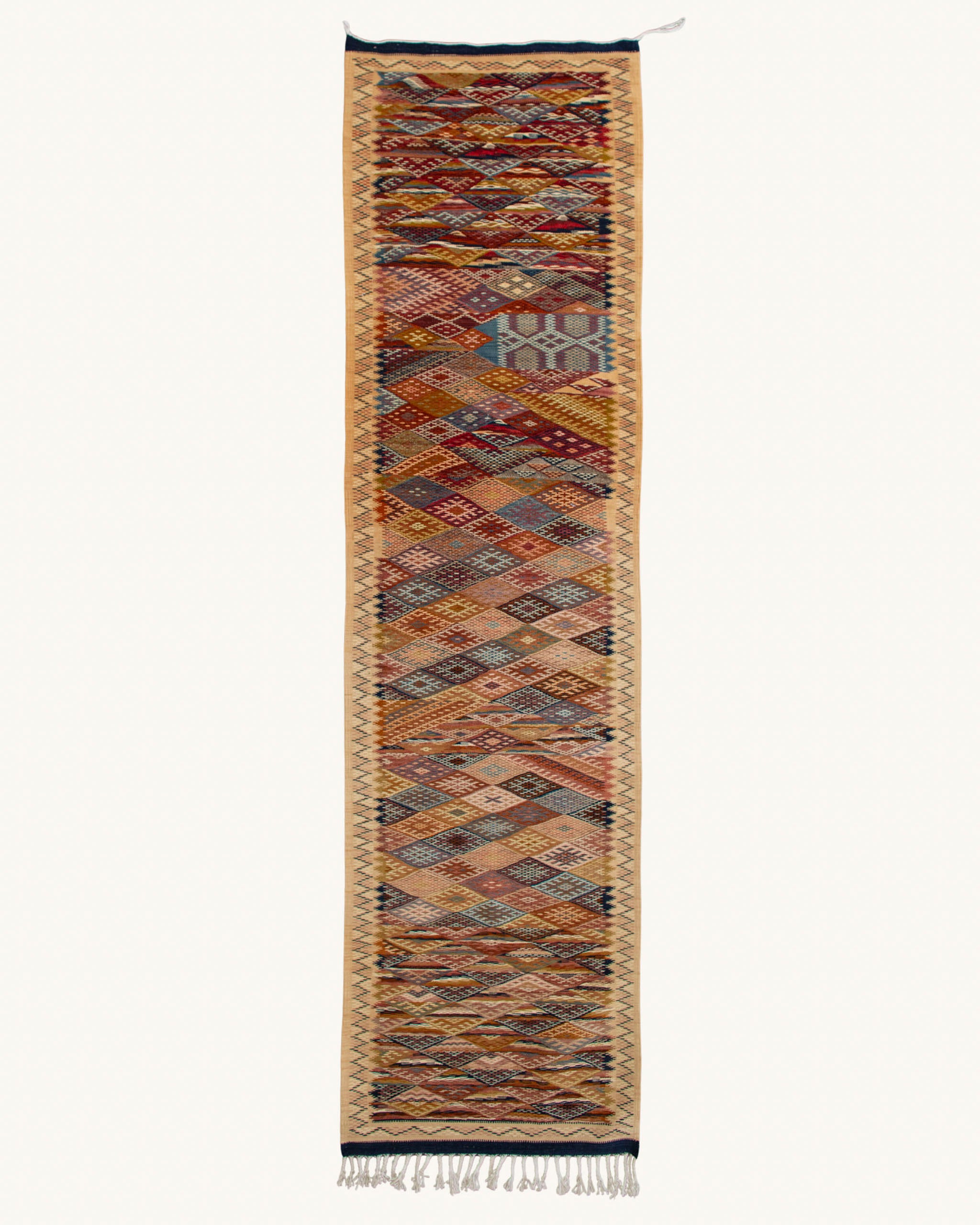 Lungo tappeto passatoia kilim a rombi e triangoli tradizionali in colori caldi e freddi