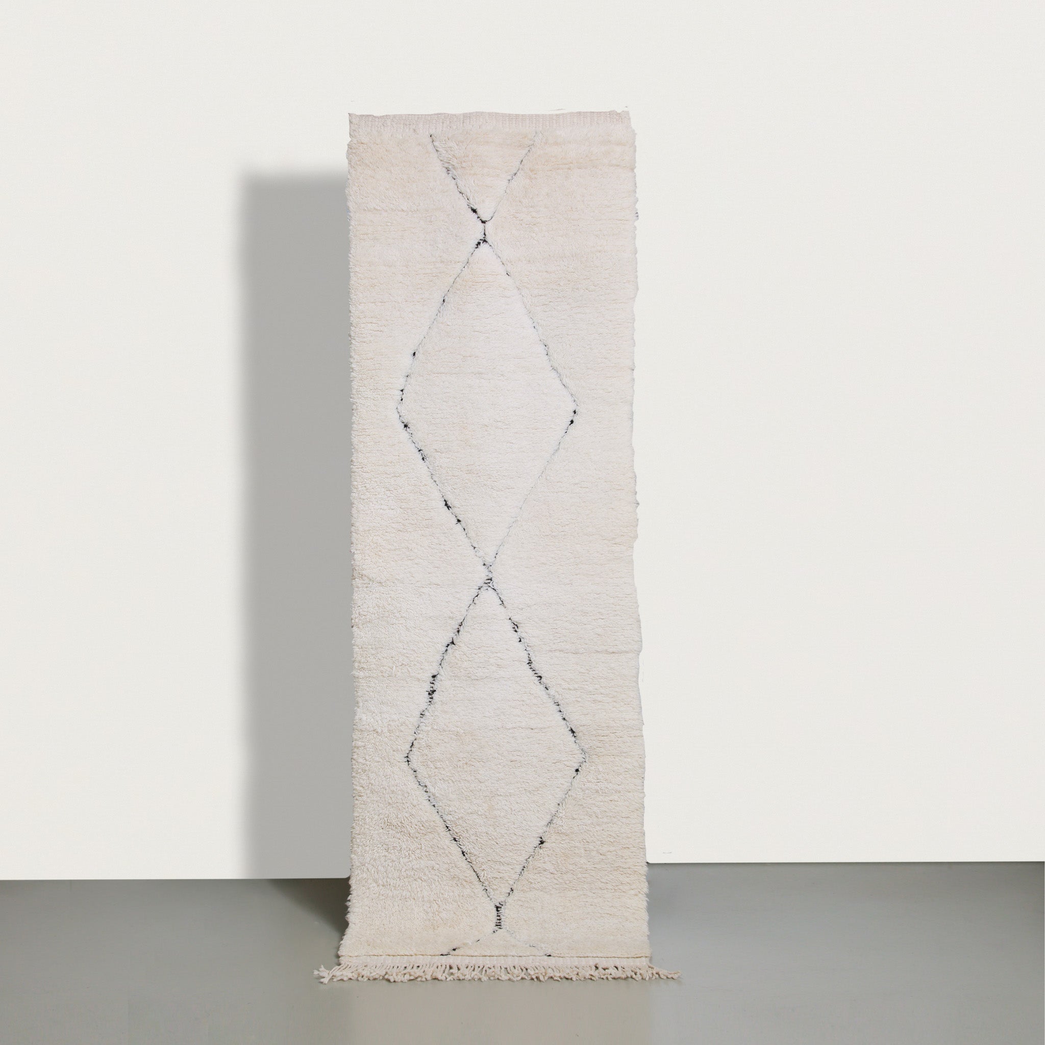 Passatoia Beni Ourain 290x80 cm con frange, design geometrico nero su base bianca, ideale per corridoi