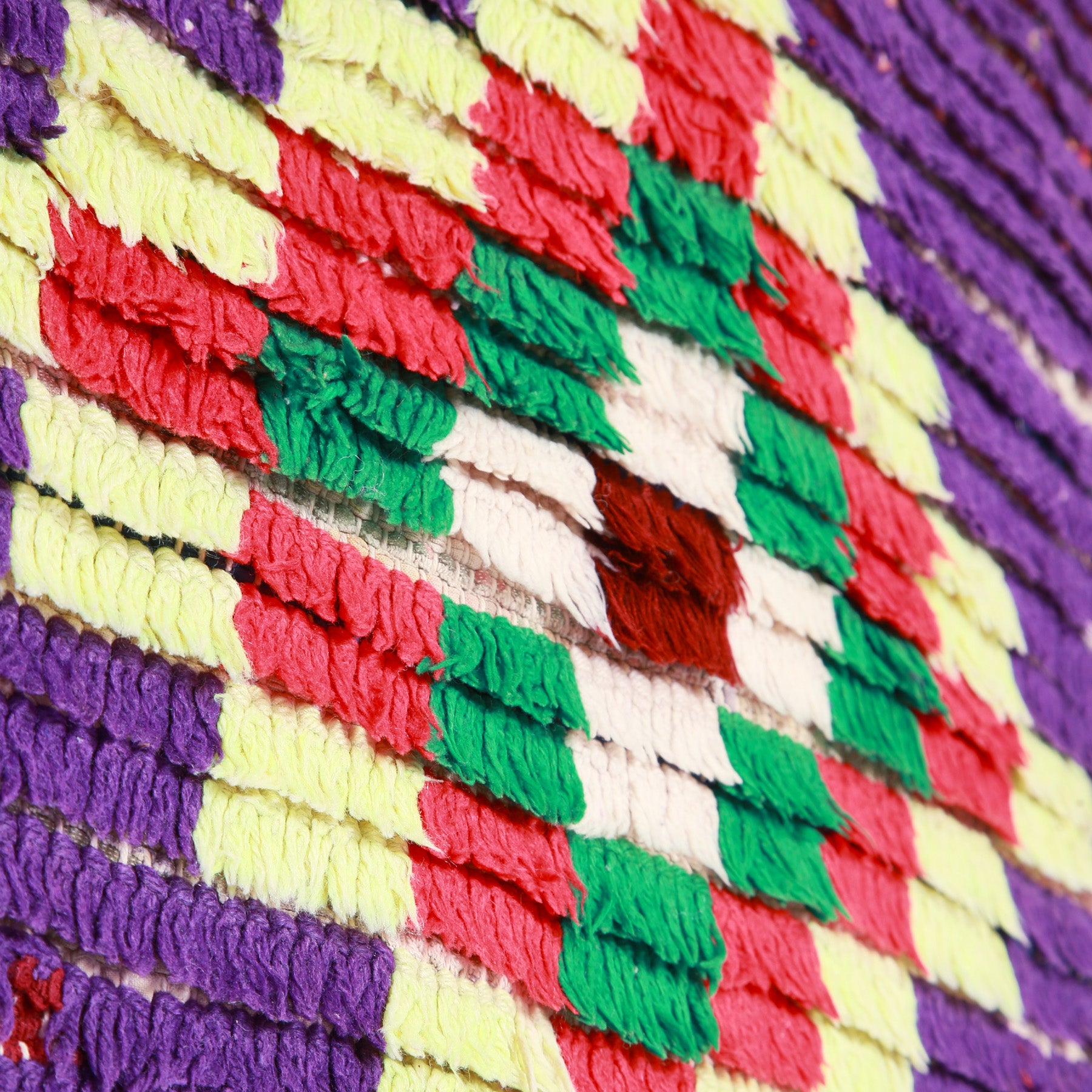 dettaglio della lana annodata in quandrati colorati che formano un grande rombo