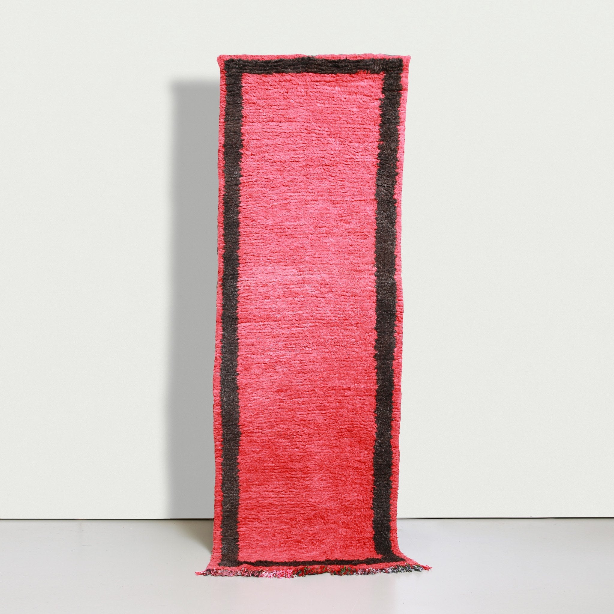 Passatoia Boujaad autentico 290x105cm, tappeto berbero rosso per corridoio con texture pelo lungo e bordo geometrico nero