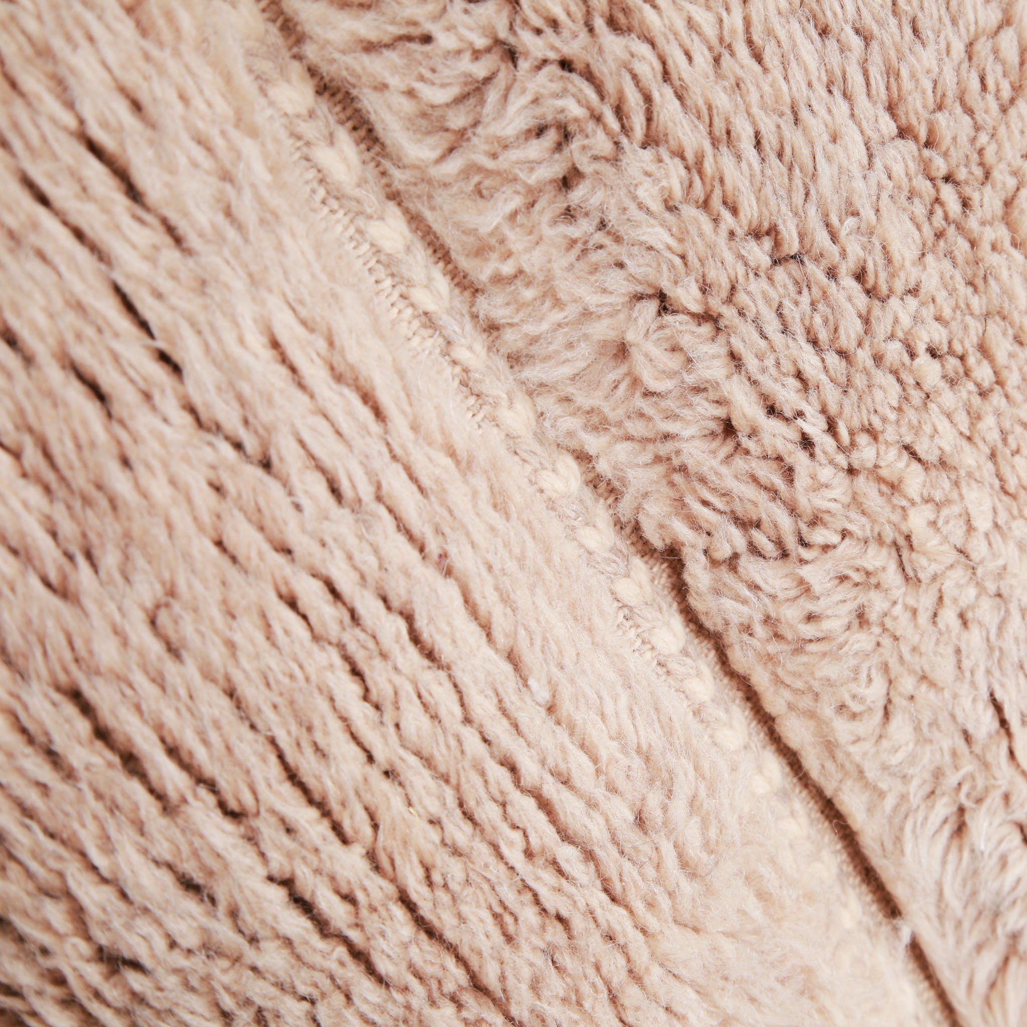 dettaglio della lana beige e del lavoro di intrecciatura che crea una linea che attraversa questo tappeto marocchino