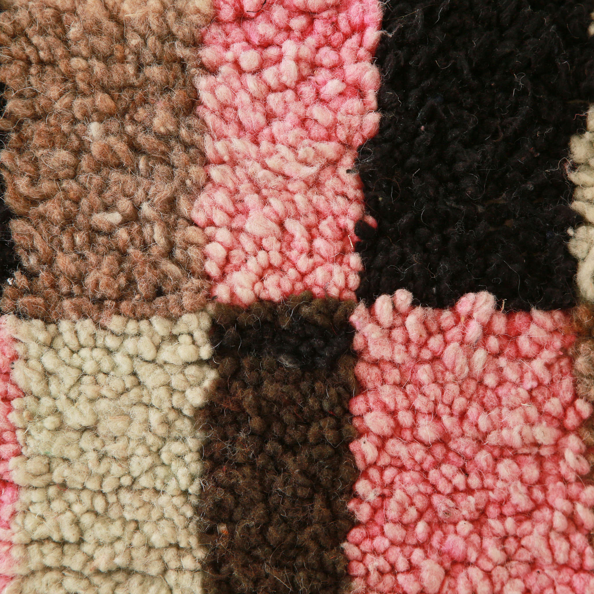 zoom dall'alto di un pouf un lana colorata