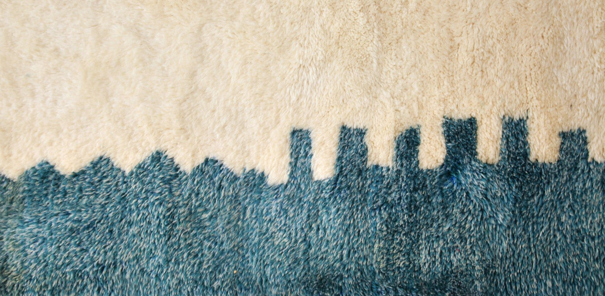dettaglio di un tappeto beni mrirt che ricorda lo skyline di una città