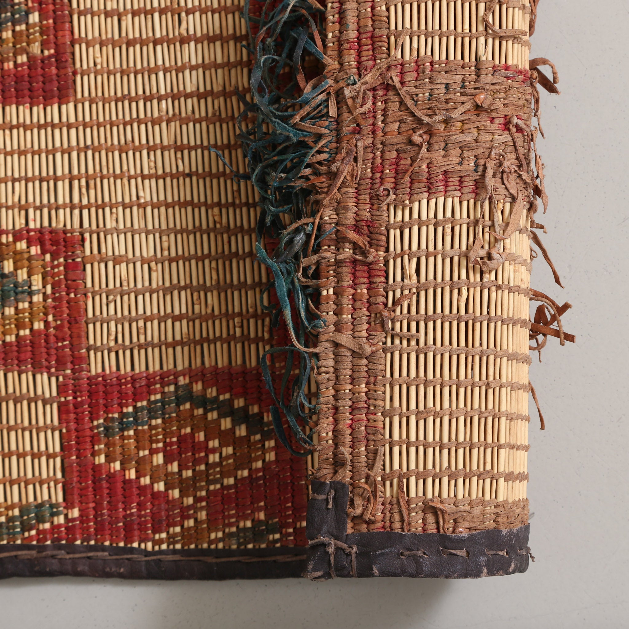 retro di stuoia tuareg con fili di cuoio intrecciati