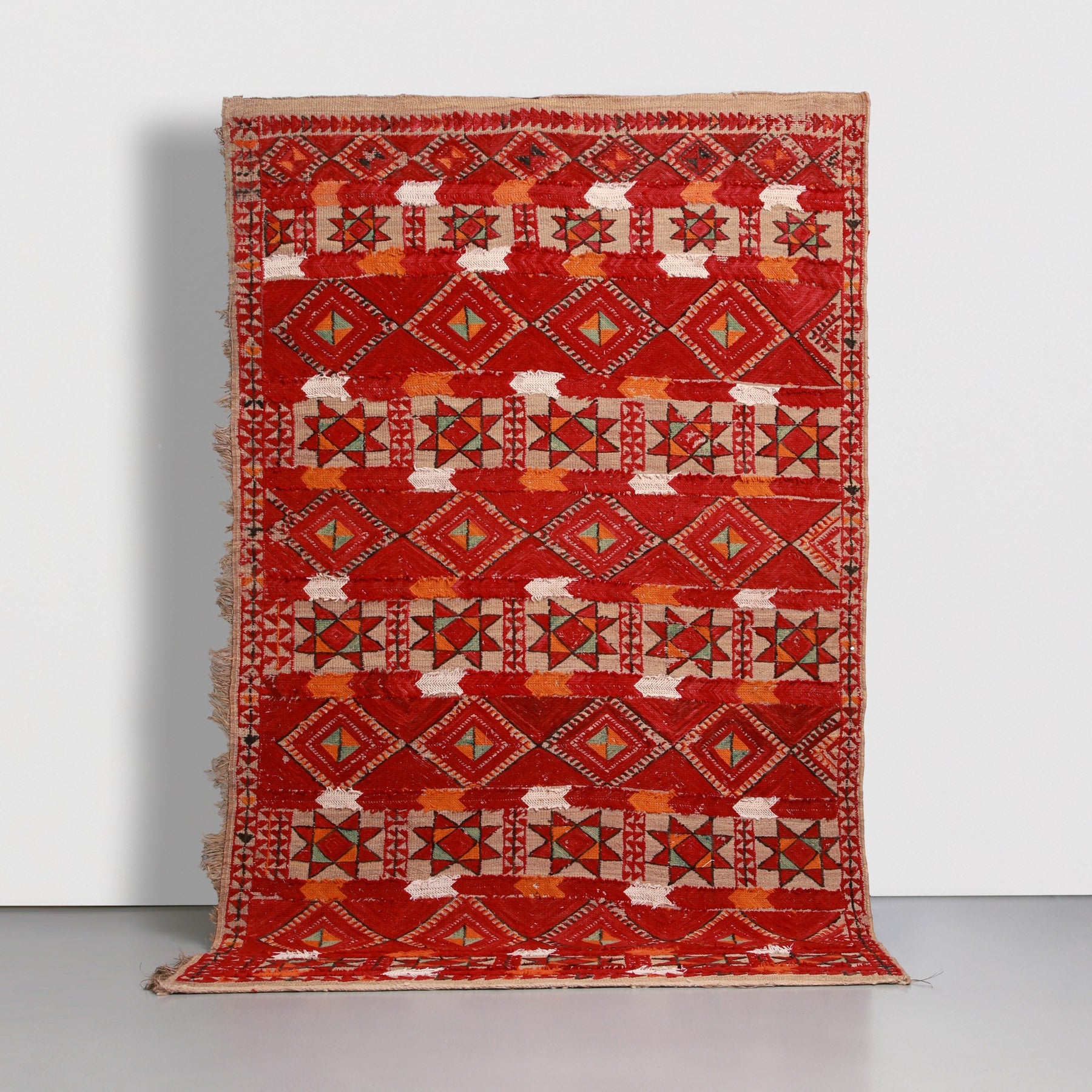 stuoia vintage hassira con fitti ricami in lana rossa con disegni tradizionali