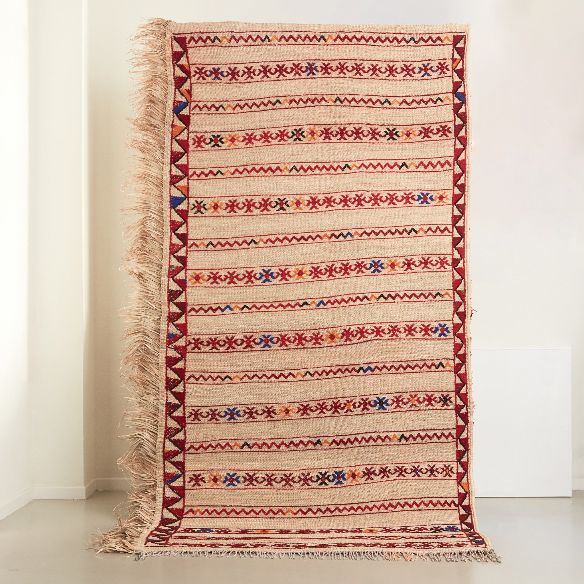 stuoia tappeto in paglia hassira grande in paglia di palma e ricami in lana in posizione verticale