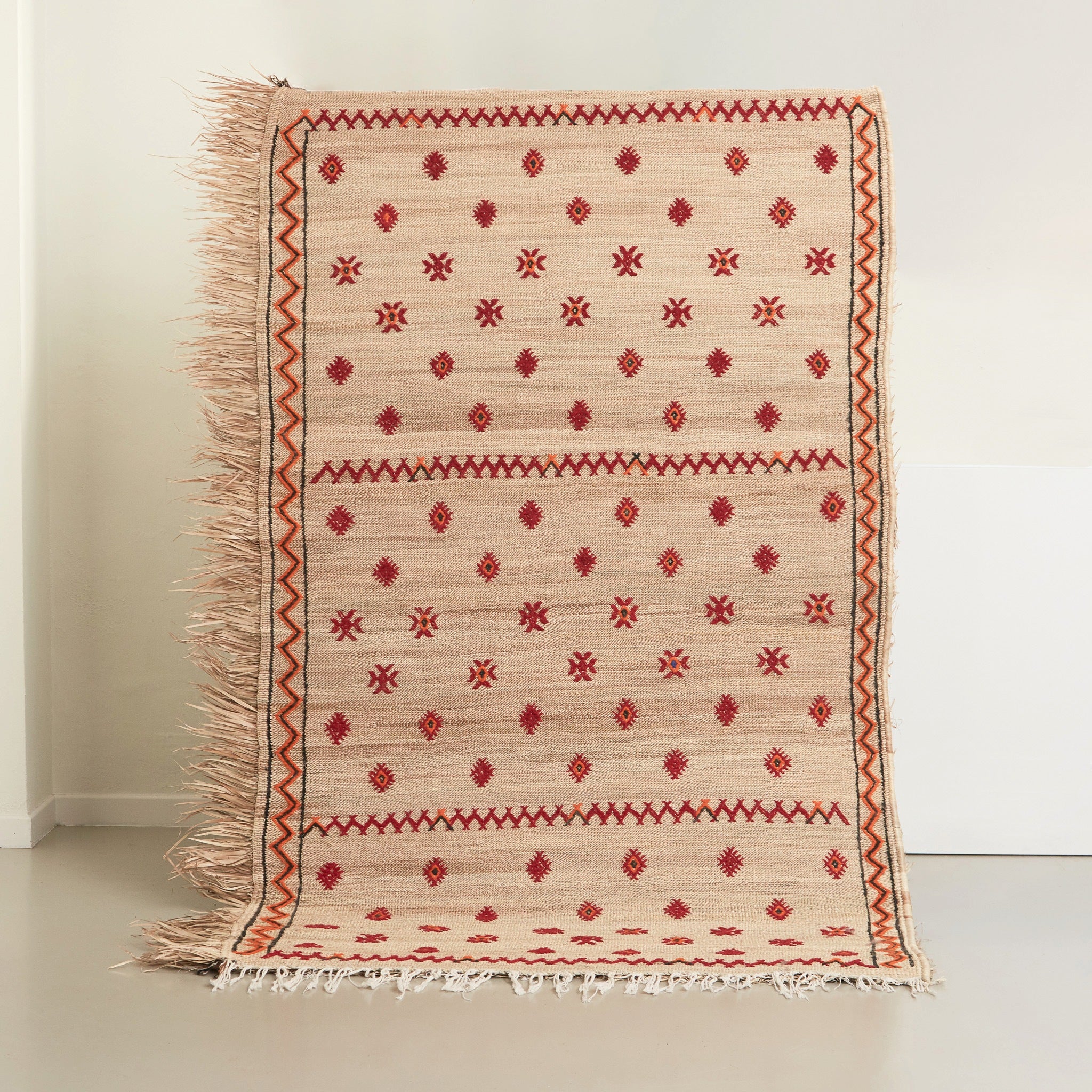 stuoia tappeto in paglia hassira media in paglia di palma e ricami in lana in posizione verticale