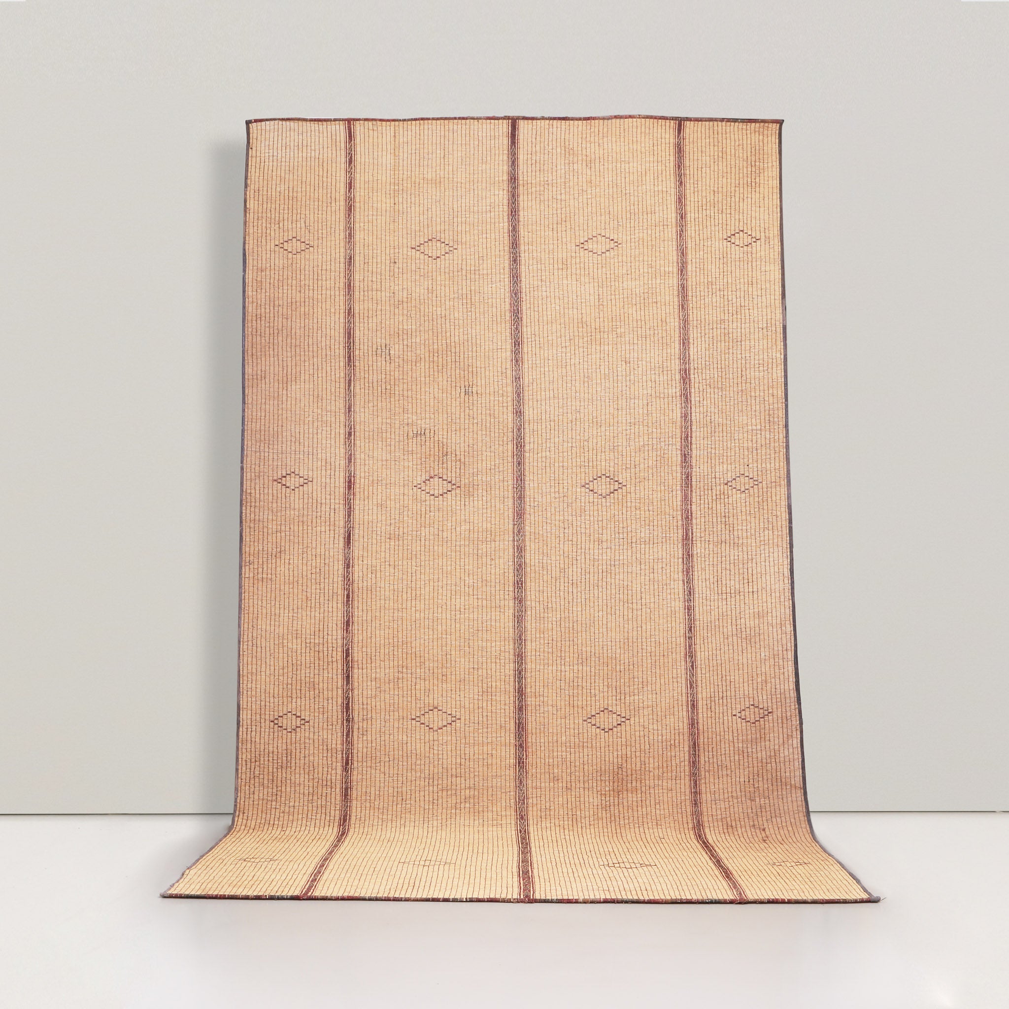 stuoia tuareg vintage in legno di palma chiaro con tre bande verticali e rombi