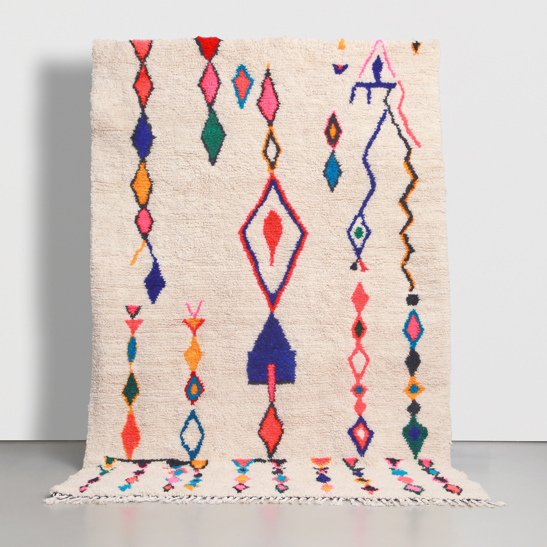 tappeto marocchino azilal realizzato a mano con disegni tipici della regione con colori sgargianti su base bianca